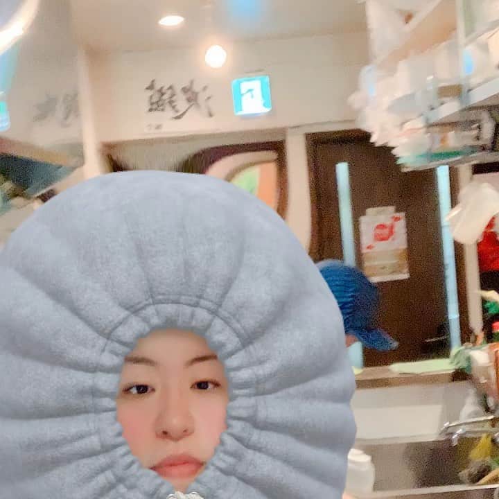 のインスタグラム：「泣いても笑ってもanchorの私の残りの出勤日はこれだけ！！！ あと６回になってしまいました。  ９年前にプロレスを辞めてからずーっと働いていました。  今はプロレスを復帰しましたが、プロレスもanchorも両方本気でやってきました。  どちらも大切な場所なので。  去年の終わりくらいから、なんとなく考えていたと言いますか、 結果いつかこうなると思っていたものが、こんな早くくるとは思いませんでしたが。 まぁそれも私の人生。  Esta bien😆  anchor出勤日です。  ９月 19日(木) 20日(金)前半 18時☞21時半 25日(水) 26日(木) 27日(金) 28日(土)☜ 最後だよー  月、火曜定休日 日、水、木 18時☞24時 金、土 18時☞3時  #夜カフェanchor #出勤日」