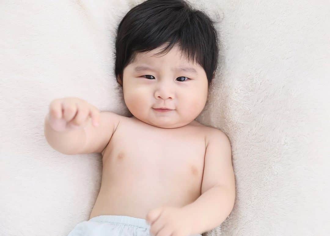 ソンイさんのインスタグラム写真 - (ソンイInstagram)「こんなお顔を写真に収められたの初めて🥺❤️ 撮影してくれた @LittleTreePhotoStudio スタジオスタッフさんのお人柄も技術も素晴らしくて、また絶対に大切な思い出を撮りに行くんだ👏🏼💕🎂 #ハーフバースデー #記念写真 #家族写真 #生後6ヶ月 #男の子ベビー #大福くん #おにぎりくん」9月19日 16時29分 - sunwei1013