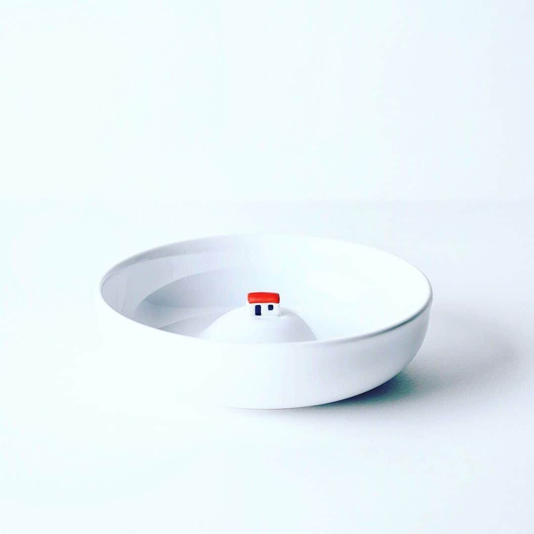 のインスタグラム：「📘 #よりぬきDAILYGIFTBOOK 10 📘 . スープの池を作りたくなる季節。 正直いうとめっちゃ食べにくいけどね。 . 日用品は使いやすさや用の美が大事。大事。 けど、たまにそれを軽々と超えてくるやつがある。 . . photo by Hirofumi Kamaya . — ∴ info ———————————————— 『DAILY GIFT BOOK』 -気持ちが伝わる贈りものアイデア-  好評発売中 ／文藝春秋／1500円+税 電子版アリ （プロフィールにリンクを貼ってます👇） https://www.amazon.co.jp/dp/416390929X/ ———————————————————— #オモムロニ #DAILYGIFTBOOK  #momadesignstore #意外とお手頃だよ #ひたすら雑貨愛でるだけのアカ作ろうかな #手みやげもいいけど #三度の飯より雑貨が好き #今週の雑貨」
