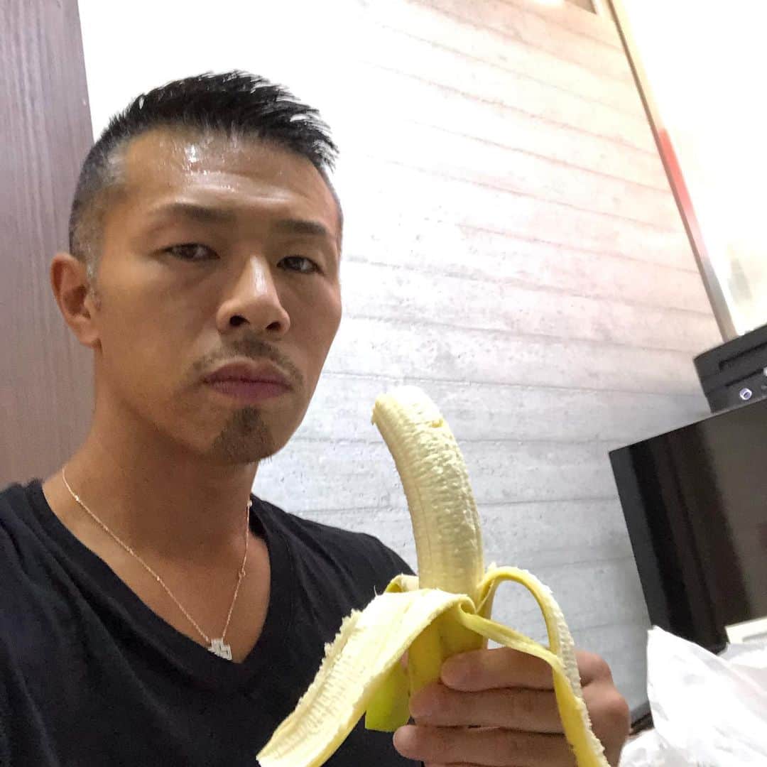 内山高志さんのインスタグラム写真 - (内山高志Instagram)「二日酔いが酷くてバナナしか食べれない。。。 #二日酔い」9月19日 16時24分 - takashikod