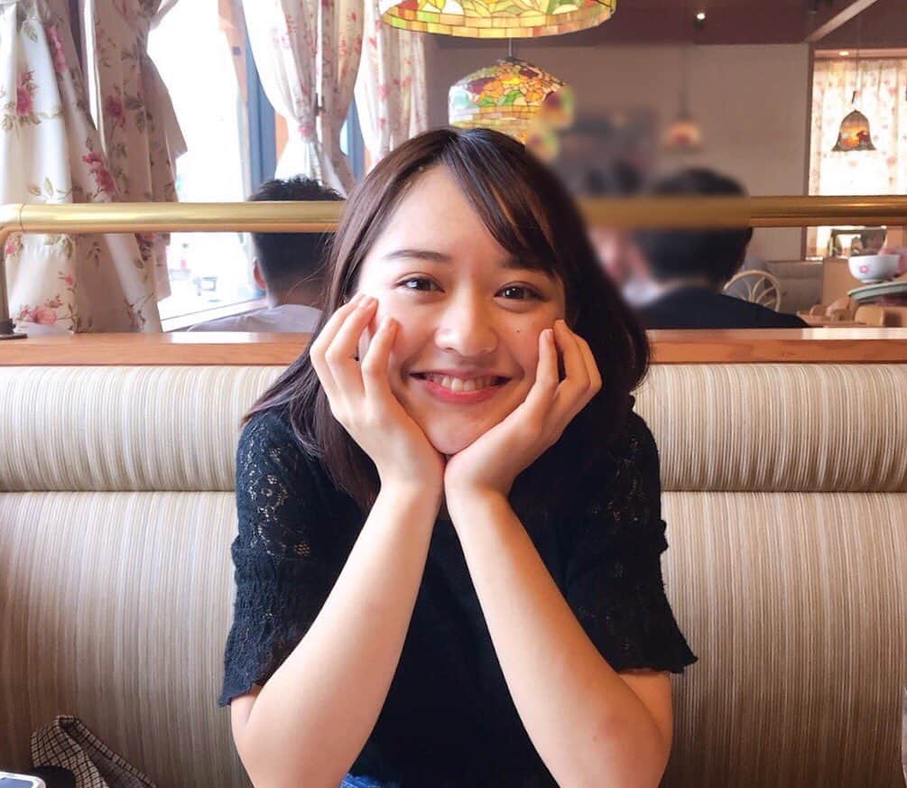 のインスタグラム：「あんなにオン眉にしたのにもう前髪伸びてきました早い！笑 肌寒くなってきてそろそろ秋服だなぁとワクワクしてます🍁」
