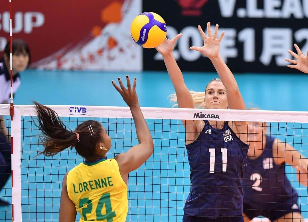 USA Volleyballさんのインスタグラム写真 - (USA VolleyballInstagram)「💯! @usavwnt remains undefeated at 5-0 in the #FIVBWWCup after sweeping the fourth-ranked team in the world, 🇧🇷 . Click our bio 🔗 for match details. 📸 @volleyballworld」9月19日 21時53分 - usavolleyball