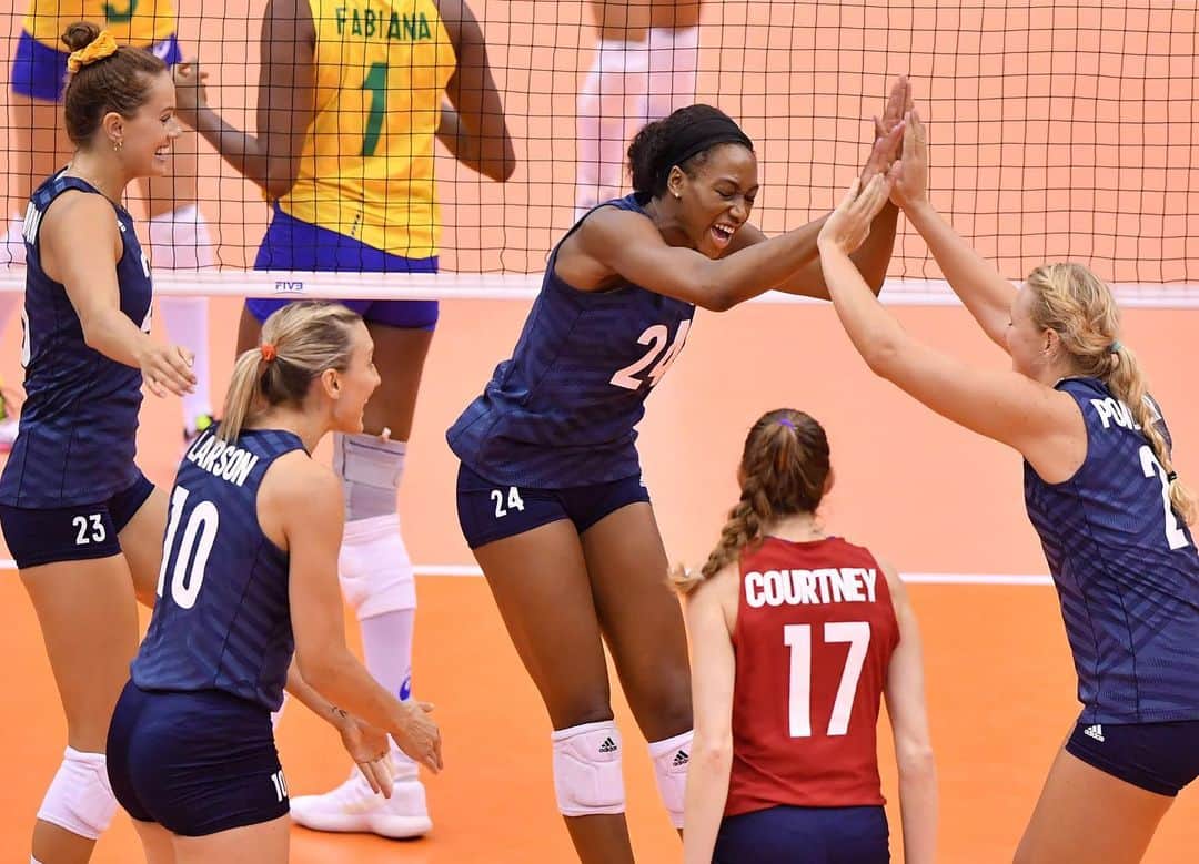 USA Volleyballさんのインスタグラム写真 - (USA VolleyballInstagram)「💯! @usavwnt remains undefeated at 5-0 in the #FIVBWWCup after sweeping the fourth-ranked team in the world, 🇧🇷 . Click our bio 🔗 for match details. 📸 @volleyballworld」9月19日 21時53分 - usavolleyball