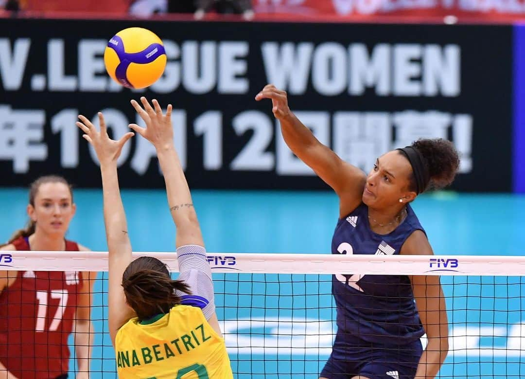 USA Volleyballさんのインスタグラム写真 - (USA VolleyballInstagram)「💯! @usavwnt remains undefeated at 5-0 in the #FIVBWWCup after sweeping the fourth-ranked team in the world, 🇧🇷 . Click our bio 🔗 for match details. 📸 @volleyballworld」9月19日 21時53分 - usavolleyball