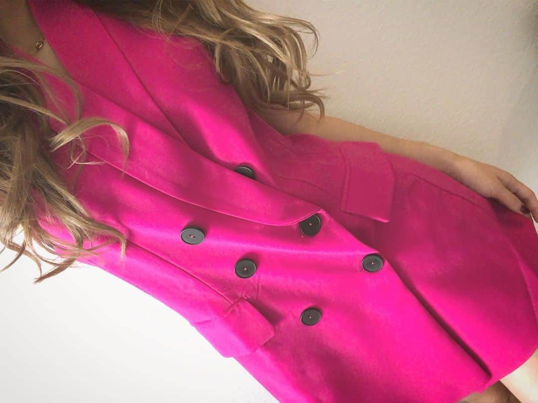 のインスタグラム：「・ 季節の変わり目は 買い物いっぱいしたくなる💕 ・ こちらは @selectshop.joie  様の ピンクベスト💗一目惚れ🥺💕 ・ #fashion #ootd #code #shopping」