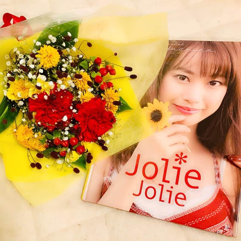 藤澤友千菜さんのインスタグラム写真 - (藤澤友千菜Instagram)「#joliejolie  #写真集 #発売中 .•*¨*•.¸¸♬.•*¨*•.¸¸♬.•*¨*•.¸¸♬ 写真集のカラーに合わせた花束❁︎ #可愛い ♥️ 写真集まだ手に取っていただいて無い方ー!! こちらより⇒💓 http://photo-store.jp/shopbrand/ct22/ .•*¨*•.¸¸♬.•*¨*•.¸¸♬.•*¨*•.¸¸♬ #followme #flower #instagood #fashion #model #japanesegirl  #フォロミー #藤澤友千菜」9月19日 21時58分 - yuchina1207