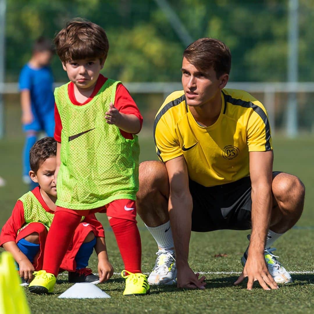 デニス・スアレス・フェルナンデスのインスタグラム：「After and before! Learning from my boys! 😍💙 @escueladefutboldenissuarez」