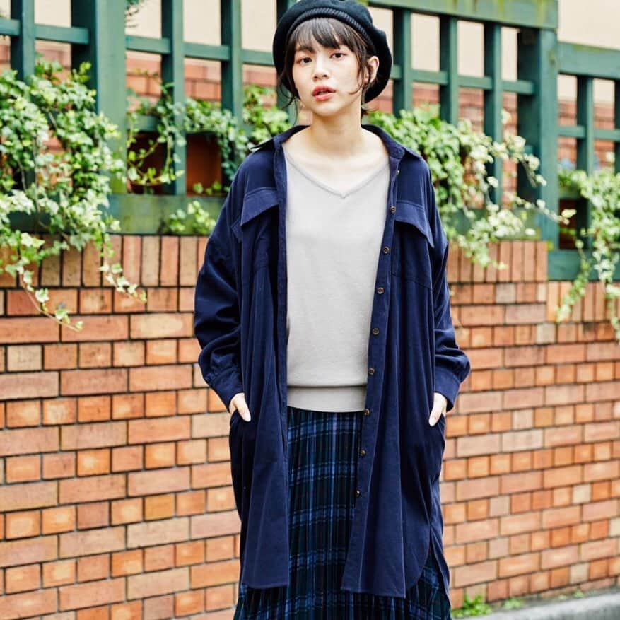 のインスタグラム：「【2019 autumn】﻿ ﻿ Coordinate by 宮崎葉✔️﻿ ﻿ 薄手なのに寒い日も1枚で暖かい。﻿ 吸湿発熱機能を持った “ソリストヒートニット”が今年も登場！ ﻿ なめらかな肌触りで着心地が良く、デザインもカラーバリエーションも豊富。 ﻿ merモデルの宮崎葉ちゃんが、セルフコーディネートをしてくれました🌈✔️﻿ ﻿ 《Day 5: 近所をお散歩する日👣》﻿ のんびりしたい休日はゆるニットでリラックス。﻿ 締め付けのない服&スリッパサンダルで楽チンコーデ！﻿ 暗くなりがちな秋コーデもグレージュをはさめば一気に華やかになるし、広めのVネックで抜け感もゲット。﻿ ﻿ ✔️Recommend points🧶﻿ ・こなれ感が出るゆったりシルエット ﻿ ・上品見えするグレージュ﻿ ﻿ ▶アイテムの購入は画面をタップ♪﻿ ﻿ #agbyaquagirl #agバイアクアガール #エージーバイアクアガール」