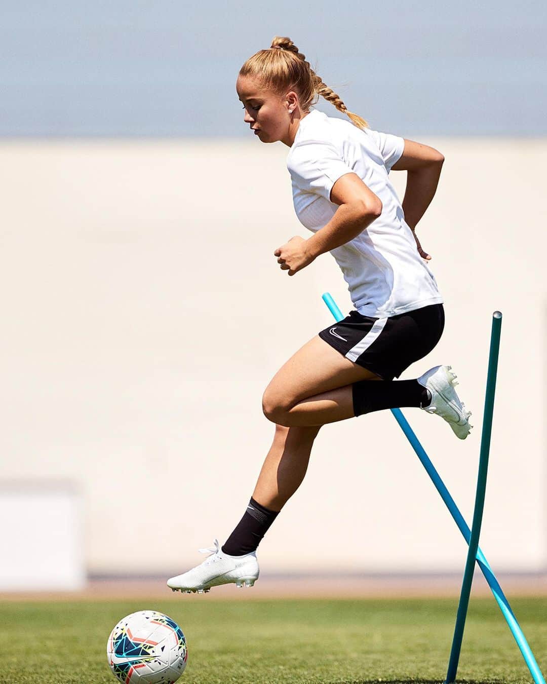 ナイキフットボールさんのインスタグラム写真 - (ナイキフットボールInstagram)「Look fast, feel fast, play fast. @giuliagwinn is ready to take over. ✨💎 ⠀⠀ After her breakthrough summer on the world’s biggest stage, did you really think she’s stopping now? ⠀⠀ The Nuovo White boots are now available on Nike.com/Football. ⠀⠀ #alwaysforward #mercurial #phantom #tiempo #nikefootball #nikesoccer #nike #football #soccer」9月19日 16時35分 - nikefootball