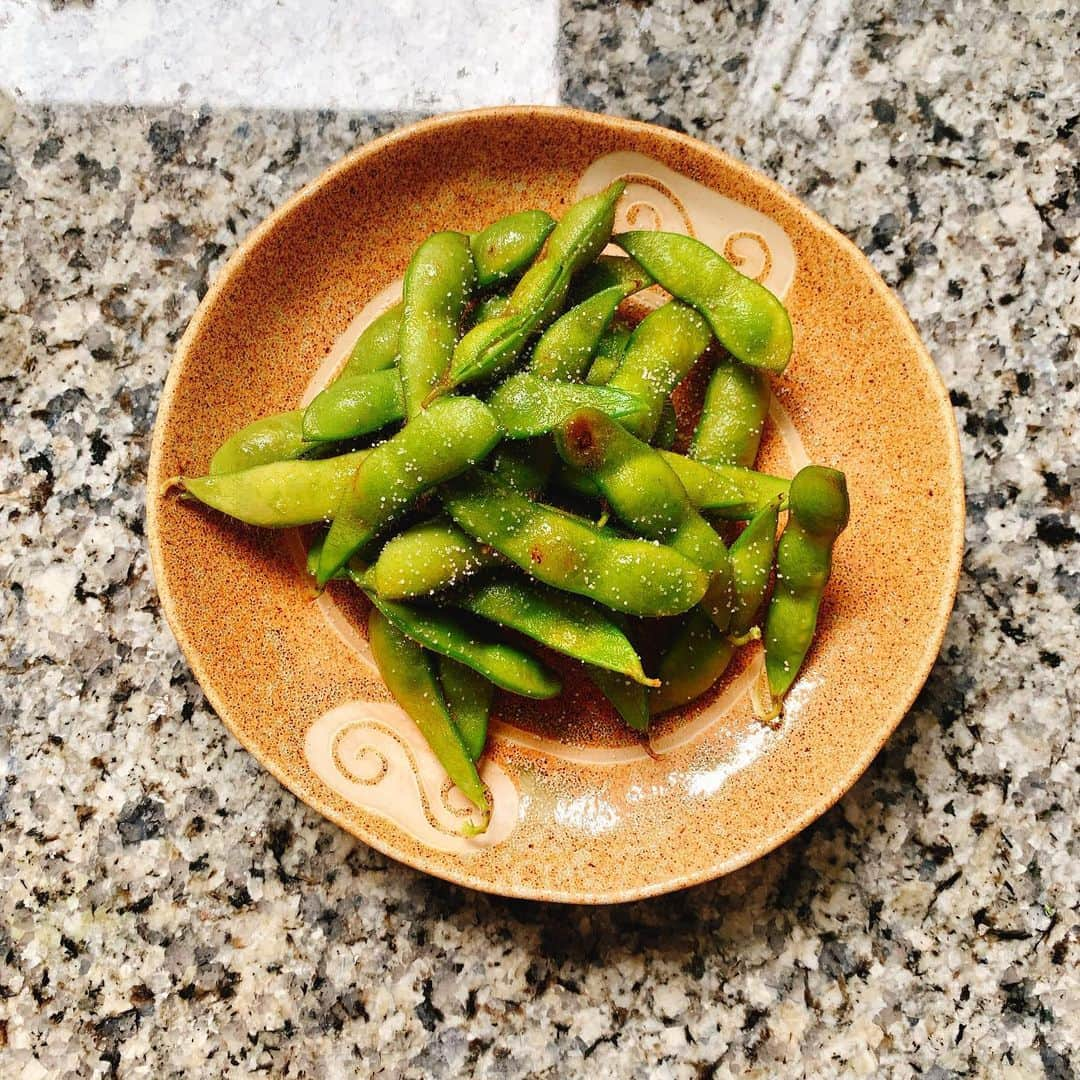 多岐川華子さんのインスタグラム写真 - (多岐川華子Instagram)「小腹がすいた時、枝豆を食べる事も✨枝豆って栄養価が高くて凄いんだよ〜🌿 だだちゃ豆の場合は、しじみの数倍のオルニチンが含まれてるんだって👀 オルニチンは、アミノ酸の一種で 美肌やアンチエイジングに効果的な成長ホルモンの分泌を促してくれて疲労回復にも良いの。 他にも二日酔いを抑えてくれたり🍷 むくみ対策にもなるカリウム 鉄分は、ほうれん草や小松菜より多く含まれてる🥺 などなどたっくさん、いいことが☺️ ダイエット中のおやつにもおすすめです。 #枝豆 #栄養 #ダイエット #ダイエットおやつ」9月19日 16時42分 - hanako__official