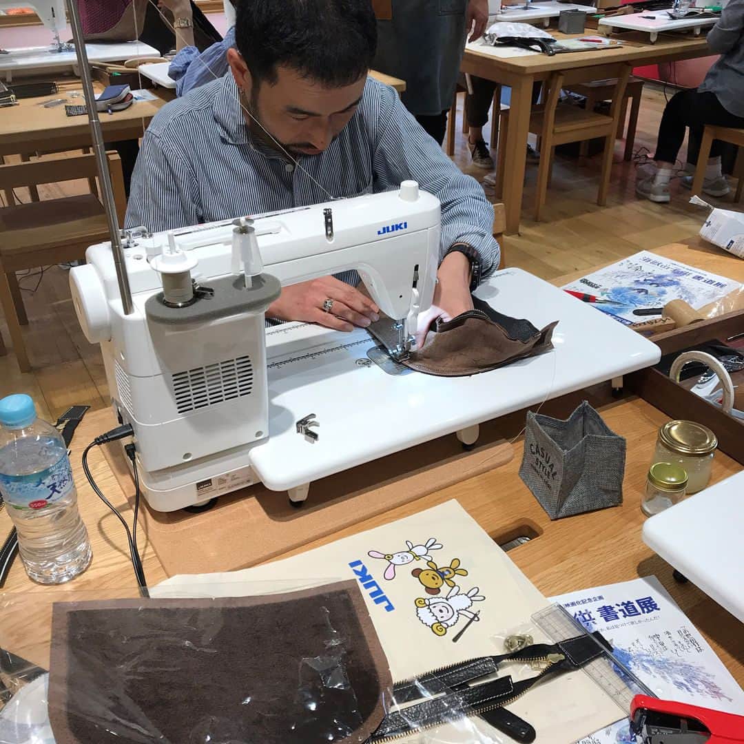 ものづくり館 by YKKさんのインスタグラム写真 - (ものづくり館 by YKKInstagram)「2019年9月13日(金) Qrinaf・バンディ先生×JUKI×YKK1Dayワークショップ 「マチが広がる本革ショルダーバッグ」開催レポート﻿ ﻿ 浅草で革のお店と鞄教室を開いている須川“バンディ”豊澄先生のワークショップの第2弾。6月開催回が大変好評だったため、同じ製作物の色違いの作成をすることとなりました。今回も革のものづくりに最適な最新の職業用ミシン"SL-700 EX"を使用します。10名の方にご参加いただきました。﻿ ﻿ 今回の受講生の方も皆さん上級者。前回ほど"SL-700 EX"をお持ちの方は多くなかったですが、日ごろから縫物をされている方が多いです。手縫いの革製品を販売されている方がミシンの学習目的で参加されたりと、目的が明確な方が多いのも特徴です。バンディ先生の講習を受けに遠方よりお越しになる方もいらっしゃいます。﻿ ﻿ 工程も多く難易度が高いワークショップで、少々ミシントラブルに苦戦しながらも全員終了予定時刻には完成しました。講師の美しい下準備と生徒さんの丁寧な製作により、とても完成度が高い本格的な作品ができました。﻿ ﻿ 11月8日（金）にまたバンディ先生のワークショップを計画しています。次回は新作です。1ヵ月前に募集の告知をします。サイト、インスタ、facebookをこまめにチェックしてくださいね。﻿ ﻿ ﻿ ﻿ #ykk #ものづくり館 #ものづくり館byykk #ファスナー #ワークショップ #革 #秋葉原 #leathercrafts #革小物 #ものづくりが好き #こんなところにYKK　#東京ワークショップ　#ワークショップ募集　#ワークショップ情報　#一点物 #革好き #leather　#本革 #レザー #leathergoods #革小物　#ファスナー付き ﻿#SL700EX #職業用ミシン #qrinaf #クリナフ #浅草 #レザークラフト #ミシン男子﻿」9月19日 16時52分 - ykkmono