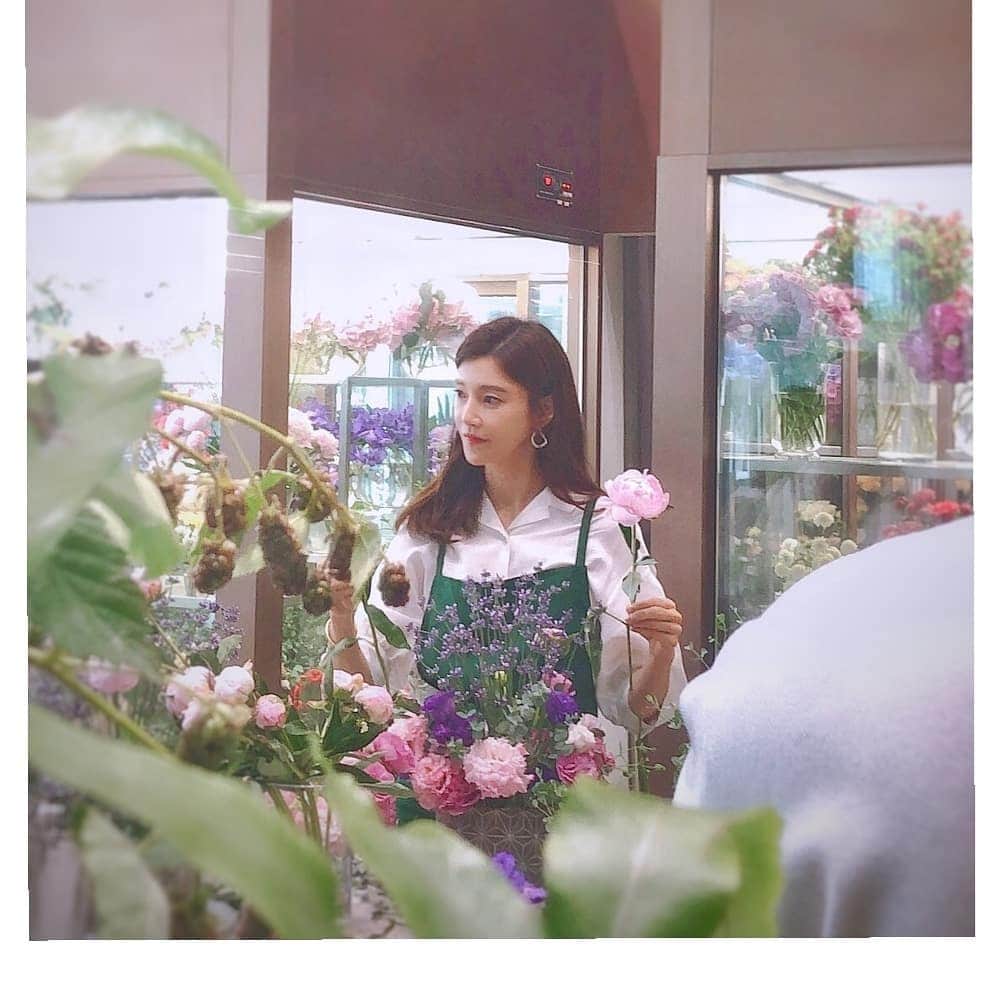 チャ・イェリョンさんのインスタグラム写真 - (チャ・イェリョンInstagram)「저는 꽃을 사랑해요...그 중에서도 작약을 가장 사랑해요💗💐🌹🌸🌷 . 지난 여자플러스 녹화때 ...❤ @helenaflower_seoul  #헬레나플라워  #유승재대표님감사합니다🙇‍♀️💕」9月19日 16時53分 - chayeryun