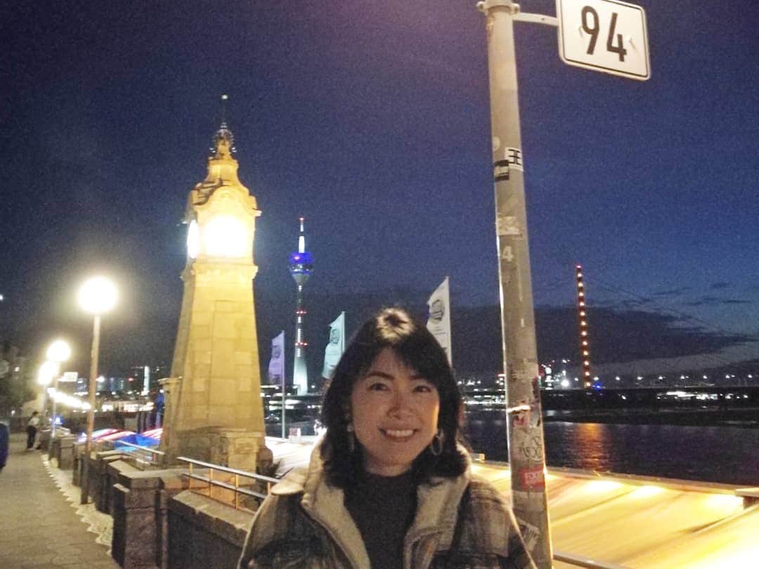 桐島瑞希さんのインスタグラム写真 - (桐島瑞希Instagram)「数日前からドイツのデュッセルドルフに来ています🇩🇪✨ ロンドンよりも穏やかな街で、いつも以上にのんびり過ごしてます🤭 H&Mで何かのコスプレ？と思ったら、オクトーバーフェスト用だった😲✨ コレ着て飲みに行くのかな🤣  #ドイツ #ドイツ旅行 #germany #デュッセルドルフ #dusseldorf #hofgarten #海外生活 #海外旅行 #旅スタグラム #旅女 #海外旅行好きな人と繋がりたい #旅したくなるフォト #travelphotography」9月19日 16時53分 - mizkirisiii