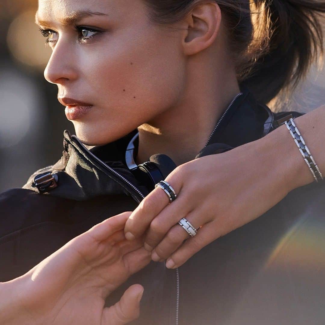 のインスタグラム：「ULTRA. LOVE EVERYTHING AND NOTHING. ULTRA, casual elegance. A graphic and timeless collection, which plays with the contrasts between black, white and diamonds. VU in CHANEL Fine Jewelry. Discover the collections - link in the bio #CHANELFineJewelry #CHANELUltra  The Ultra rings and bracelet were created on designs by Lorenz Bäumer.」