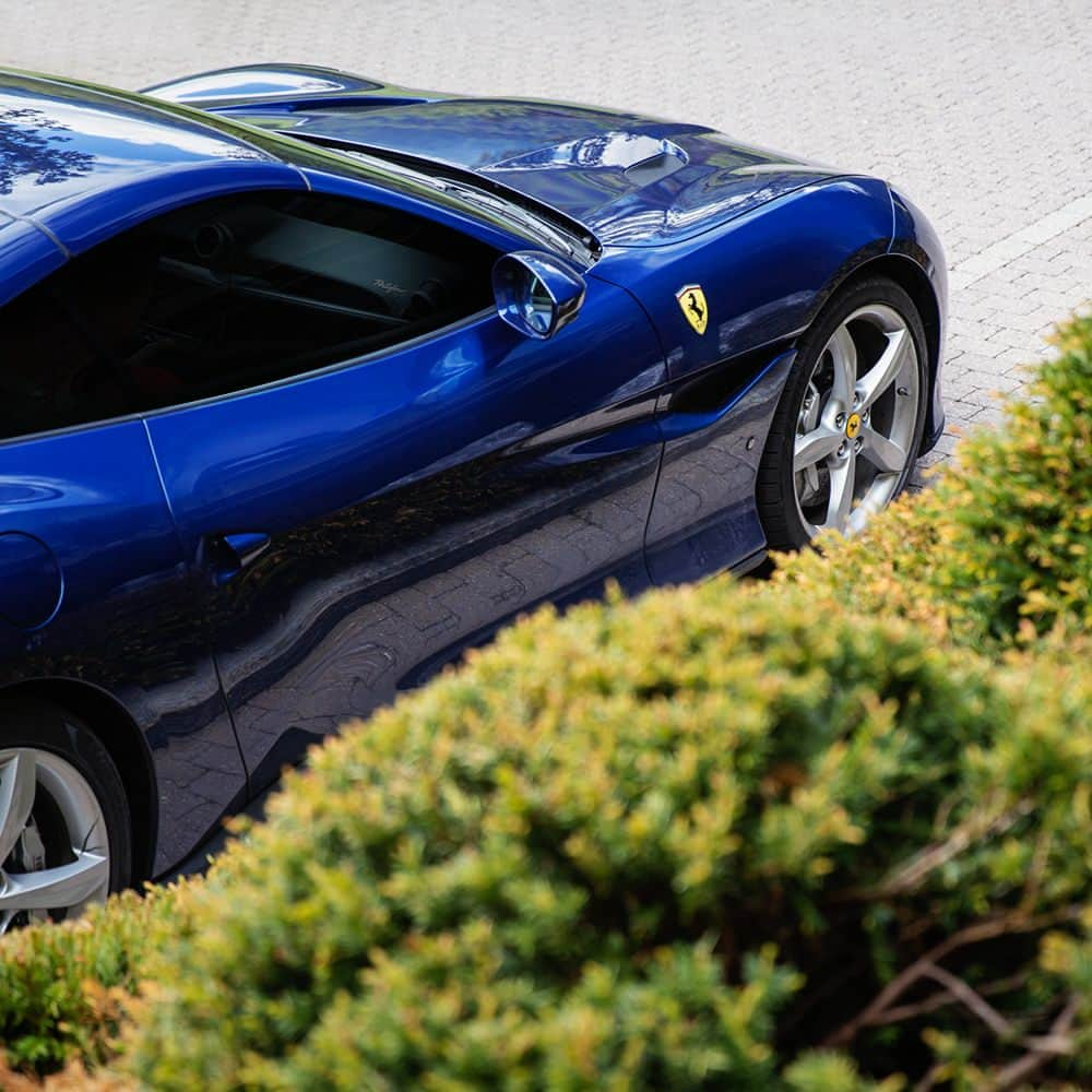 フェラーリさんのインスタグラム写真 - (フェラーリInstagram)「Simply stunning from any angle. The #FerrariPortofino redefines the power of versatile elegance. A two-box fastback configuration coupled with a sleek silhouette, are key styling concepts that render the model the perfect day-to-day coupé. #Ferrari #UniversoFerrari #DreamCar #LuxuryCars」9月19日 17時00分 - ferrari