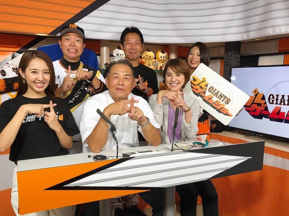 阿部智帆さんのインスタグラム写真 - (阿部智帆Instagram)「目前に迫る優勝に 日々そわそわしている阿部です🙈🧡 . 遅ればせながら レギュラーシーズンの放送をご覧頂いたみなさま ありがとうございました！ . プレポスに関わってくださる全てのみなさんの 優しさとジャイアンツ愛のおかげで 毎回心から楽しくお届けする事ができました☺️ . そして、あと少しで 待ちに待った優勝がみられる🥺💗 どきどきが止まらない。 . その瞬間へ向けて まずは今日‼︎ また一歩近づけますように🌟 . 🧡Let's go GIANTS🧡 . #giants #村田真一 さん #阿出川浩之 さん #佐藤由季 さん #venus#hinako ちゃん #あれ慎之助 さん考案 #G+ポーズ #流行らせようの会 #広報さんへ#お返しフリップ #描いてみたものの #絵#🙆‍♀️#字#🙅‍♀️ #そういうとこ（笑） #でも心はぎゅーぎゅーに詰まってます🤣」9月19日 17時17分 - chiho_abe829