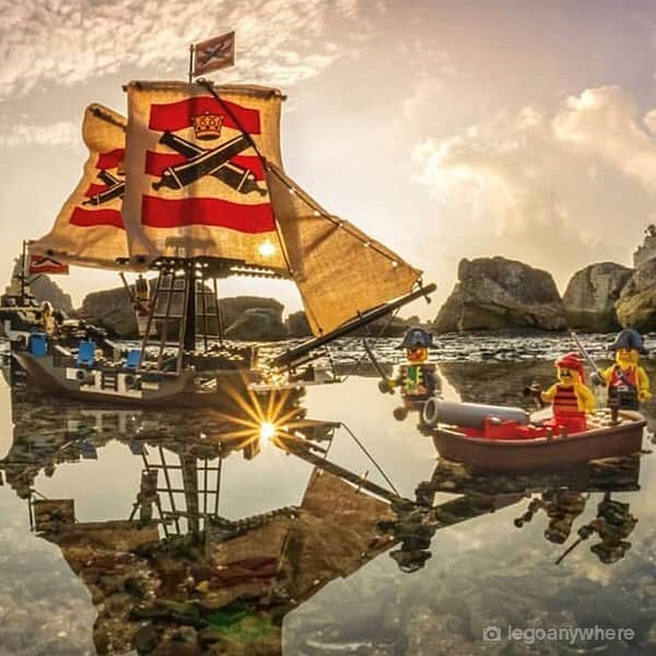 LEGOさんのインスタグラム写真 - (LEGOInstagram)「Avast ye landlubbers, it be Talk Like a Pirate Day. So raise yer Jolly Rodger, scrub th' decks, look fer loot, 'n don't forget t' say arrr.  Thankin loyal buccaneers @freethegeekman @legoanywhere @legoinmyhand @the_aphol fer th’ bonny photos.  #RebuildtheWorld #talklikeapirateday」9月19日 17時03分 - lego