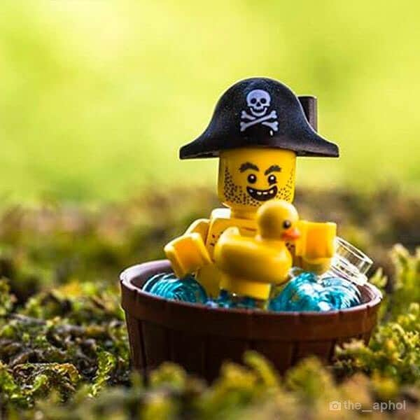 LEGOさんのインスタグラム写真 - (LEGOInstagram)「Avast ye landlubbers, it be Talk Like a Pirate Day. So raise yer Jolly Rodger, scrub th' decks, look fer loot, 'n don't forget t' say arrr.  Thankin loyal buccaneers @freethegeekman @legoanywhere @legoinmyhand @the_aphol fer th’ bonny photos.  #RebuildtheWorld #talklikeapirateday」9月19日 17時03分 - lego