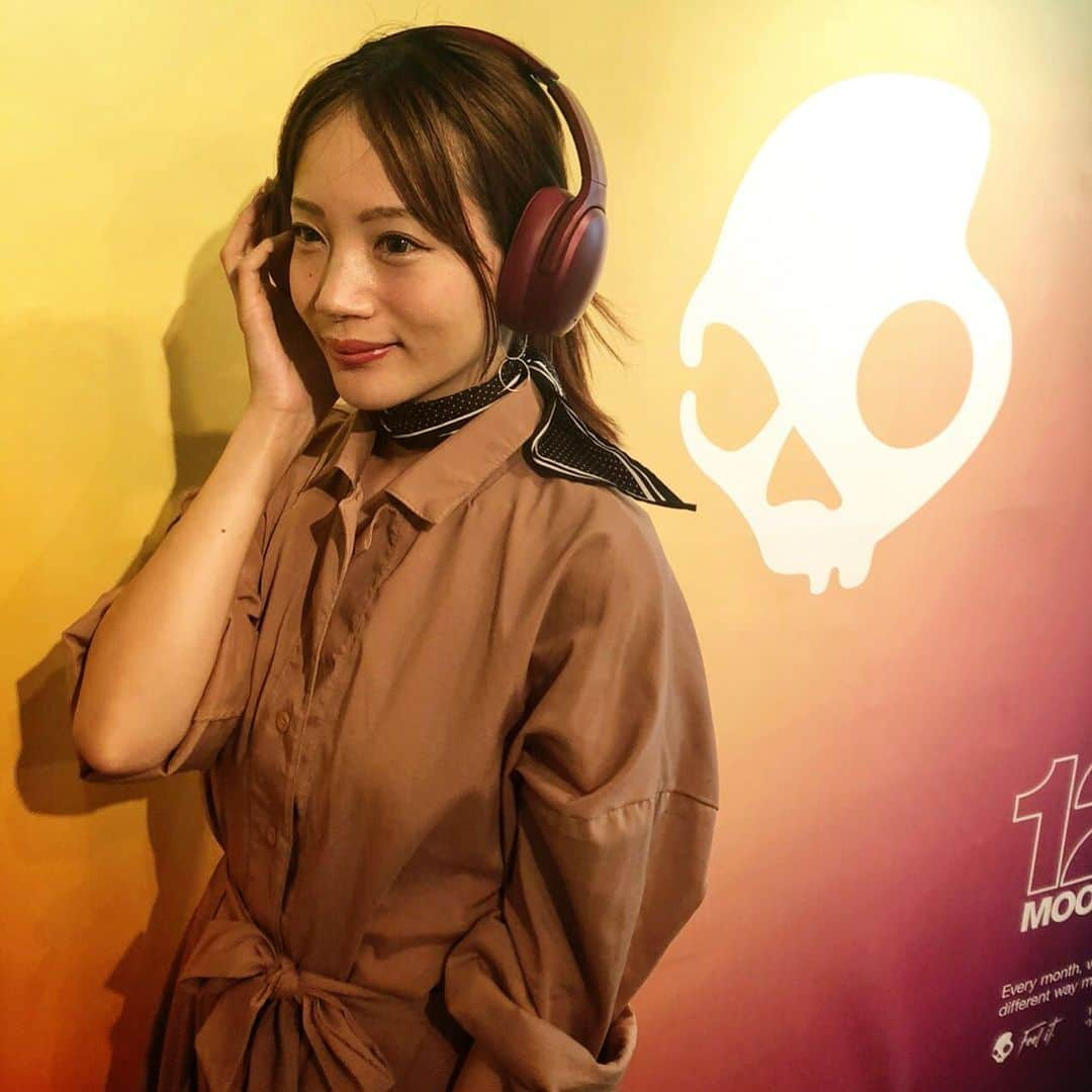 古田ちさこさんのインスタグラム写真 - (古田ちさこInstagram)「💀🎧🎶 今日は @skullcandyjapan さんの新製品発表会があり着用モデルとしてお手伝いさせていただきました⭐︎ 私が装着しているのがその新製品、サブウーファー搭載ノイズキャンセリングヘッドホン"Crusher ANC"です。 正直今までイヤホン派でヘッドホンを持ったことがなく知識がある方でもないです🙈笑 でも音に合わせて振動することやその振動を調節できること、ノイズキャンセリングも初体験だったし装着時の軽さやフィット感を知ってしまったら…日々の移動時間がどれだけ豊かになるだろうとうっとりしました。笑(単純)😻 特に感動したのがパーソナルサウンドという機能✨ 専用アプリで聴力テストのようなことをすると自分の耳に合うサウンドになるんです😳 試しに他の方と聴き比べたら全然違うから笑っちゃった❗️ どんどん進化するなぁ…音楽好きの未来は明るいと思いました🌈✨ 今日もお仕事で知らなかった世界が拡がった。嬉しい有難い。💫 . #skullcandy#skullcandy🎧  #スカルキャンディー#スカルキャンディ#スカルキャンディー東京店#ヘッドホン#ヘッドフォン#ワイヤレスヘッドフォン#クラッシャーANC#crusheranc#🎧 #headphones#headphone#headphones🎧#音楽好き #ノイキャン ←今日覚えた」9月19日 17時15分 - chisakofuruta