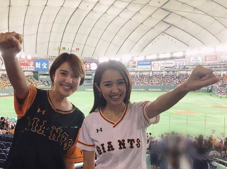 阿部智帆のインスタグラム：「目前に迫る優勝に 日々そわそわしている阿部です🙈🧡 . 遅ればせながら レギュラーシーズンの放送をご覧頂いたみなさま ありがとうございました！ . プレポスに関わってくださる全てのみなさんの 優しさとジャイアンツ愛のおかげで 毎回心から楽しくお届けする事ができました☺️ . そして、あと少しで 待ちに待った優勝がみられる🥺💗 どきどきが止まらない。 . その瞬間へ向けて まずは今日‼︎ また一歩近づけますように🌟 . 🧡Let's go GIANTS🧡 . #giants #村田真一 さん #阿出川浩之 さん #佐藤由季 さん #venus#hinako ちゃん #あれ慎之助 さん考案 #G+ポーズ #流行らせようの会 #広報さんへ#お返しフリップ #描いてみたものの #絵#🙆‍♀️#字#🙅‍♀️ #そういうとこ（笑） #でも心はぎゅーぎゅーに詰まってます🤣」