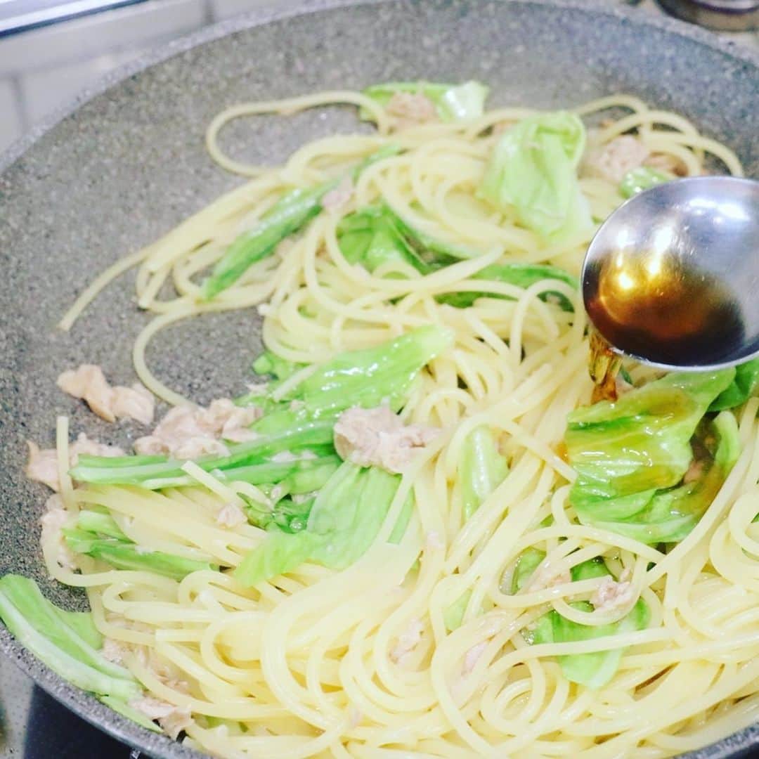 メシ通さんのインスタグラム写真 - (メシ通Instagram)「魚由来のナンプラーは魚類との相性が良いのです。 もちろん、ツナ缶も。  ナンプラーとバターで、パスタのレパートリーが強化できそう。「ツナとクリームチーズのナンプラーおかかパスタ」【エダジュン】 https://www.hotpepper.jp/mesitsu/entry/edajun/2019-00037  #mesitsu #メシ通 #グルメ #パスタ #スパゲッティ #スパゲティ #クリームチーズ #バター  #ナンプラー #簡単 #レシピ #レシピブログ #エダジュン #東京 #pasta #spaghetti #creamcheese #butter #nampla #delicious #recipe #recipeblog #japan #tokyo #edajun」9月19日 17時18分 - mesitsu