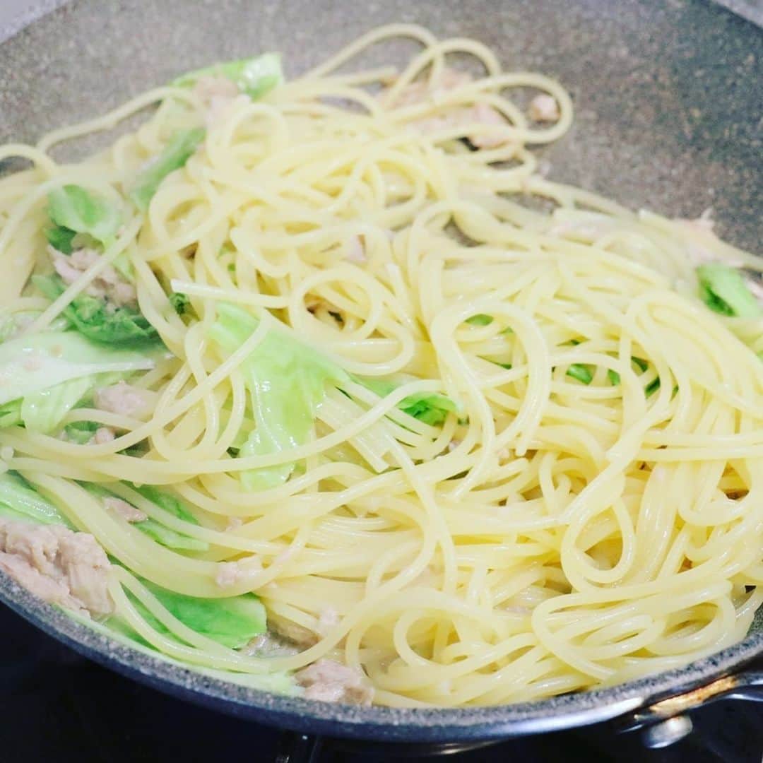 メシ通さんのインスタグラム写真 - (メシ通Instagram)「魚由来のナンプラーは魚類との相性が良いのです。 もちろん、ツナ缶も。  ナンプラーとバターで、パスタのレパートリーが強化できそう。「ツナとクリームチーズのナンプラーおかかパスタ」【エダジュン】 https://www.hotpepper.jp/mesitsu/entry/edajun/2019-00037  #mesitsu #メシ通 #グルメ #パスタ #スパゲッティ #スパゲティ #クリームチーズ #バター  #ナンプラー #簡単 #レシピ #レシピブログ #エダジュン #東京 #pasta #spaghetti #creamcheese #butter #nampla #delicious #recipe #recipeblog #japan #tokyo #edajun」9月19日 17時18分 - mesitsu