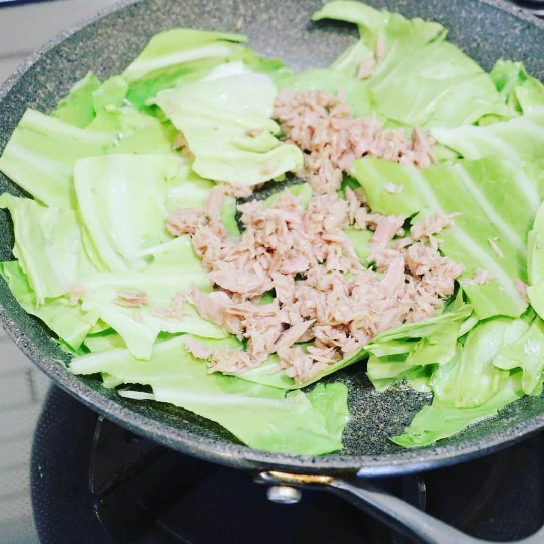 メシ通さんのインスタグラム写真 - (メシ通Instagram)「魚由来のナンプラーは魚類との相性が良いのです。 もちろん、ツナ缶も。  ナンプラーとバターで、パスタのレパートリーが強化できそう。「ツナとクリームチーズのナンプラーおかかパスタ」【エダジュン】 https://www.hotpepper.jp/mesitsu/entry/edajun/2019-00037  #mesitsu #メシ通 #グルメ #パスタ #スパゲッティ #スパゲティ #クリームチーズ #バター  #ナンプラー #簡単 #レシピ #レシピブログ #エダジュン #東京 #pasta #spaghetti #creamcheese #butter #nampla #delicious #recipe #recipeblog #japan #tokyo #edajun」9月19日 17時18分 - mesitsu