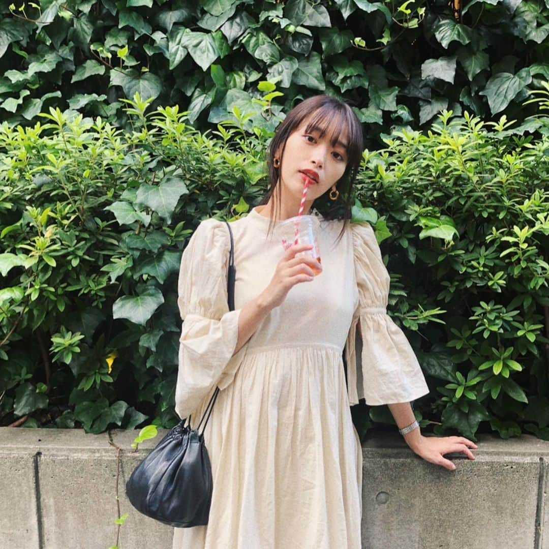 近藤千尋のインスタグラム：「今日はまったりお散歩🌿  赤ちゃんの服見たり…👶 まだ何も買ってないから そろそろ揃え始めないと🍼💞 ベビーベッド… 必要かなぁ。。。笑 ちなみに1人目の時は お友達にかりてました💖  どうするかなぁ。。😗😗😗 #妊娠9ヶ月」