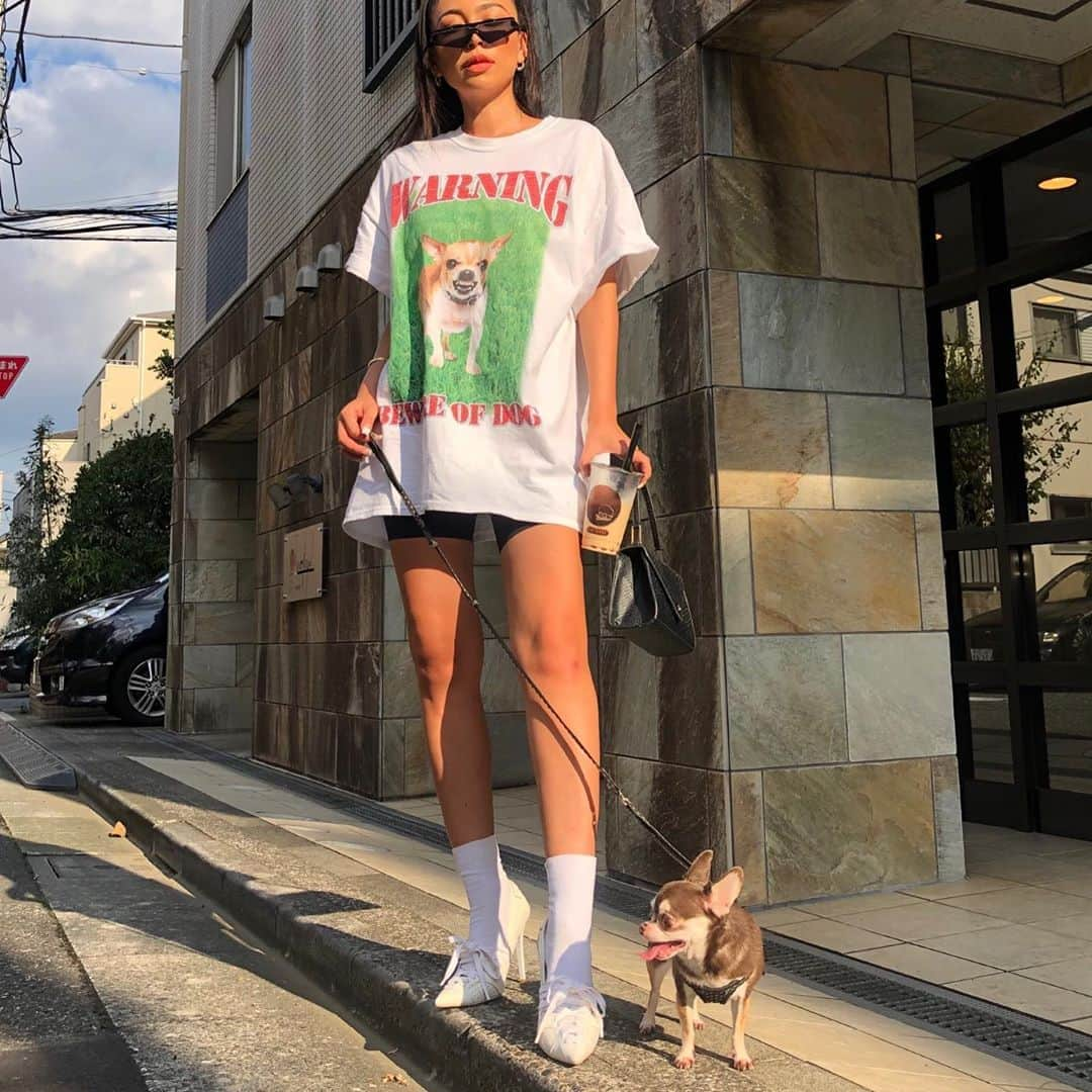 星あやさんのインスタグラム写真 - (星あやInstagram)「Dog lover ootd🐾 @dogsoji.tokyo 愛犬家TシャツA面チワワ♡ Shoes: ACE heels @yelloshoes_official #doglover #YELLO #yelloshoes」9月19日 17時20分 - ayastella_