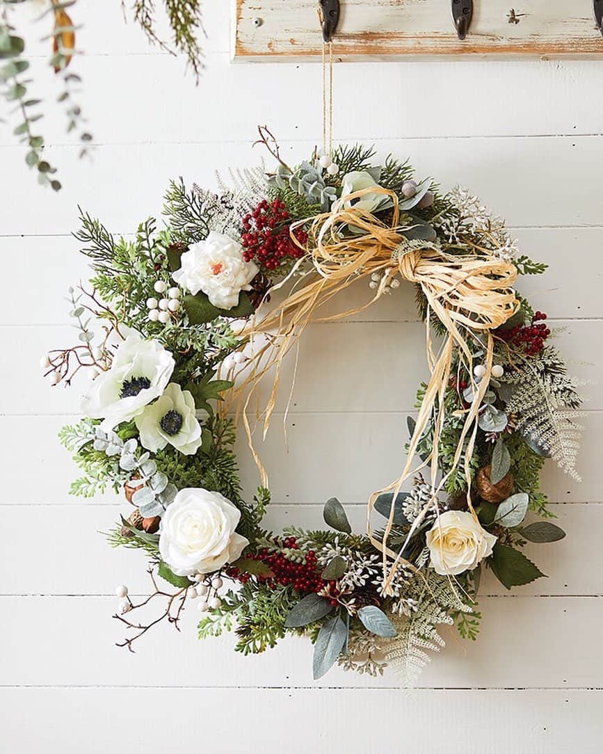 東京堂アーティフィシャルフラワーMAGIQのインスタグラム：「・ 【アーティフィシャルで季節を迎える】〜Winter Flower Home Decoration(ウィンターフラワー ホームデコレーション) ・ FX2185 フォレストローズブーケ FX5800 フロッキーユーカリ FX4252.1 オスロベリーブランチ FX4251.1 オスロユーカリシード FX4254.22 オスロアスパラガス FX1760 ナッツフォレストバンドル FX1853 バブルベリーバンドル FX1858 サイプレスベリースプレーM FG1573 ダスティミラーブッシュ FG83 コチア ・ 💒【オータム🍂ウェディングキャンペーン】開催❗️ ＊期間:9/6(金)〜9/23(月) URLサイトにて【参加認証】押す @magiq.jp  #magiqオータムウェディング2019 ⚠️今年から参加方法が変わってます❗️ 必ず👇URLからお願いします。 https://camp-in.jp/magiq-autumn_wedding_2019 ・ #TOKYODO#MAGIQ#MAGIQのある暮らし#東京堂#アーティフィシャルフラワー#アーティフィシャル#アートフラワー#造花#花のある暮らし#花のある生活 #花好きな人と繋がりたい#フラワーデザイン#フラワーアレンジメント#フラワーアレンジ#アレンジメント#花が好き#花を飾る#artificial#artificialflower #flowerofinstagram #flowersoninstagram#autumnflowers #花藝#插花#花藝課#保鮮花#不凋花#꽃스타그램#조화」