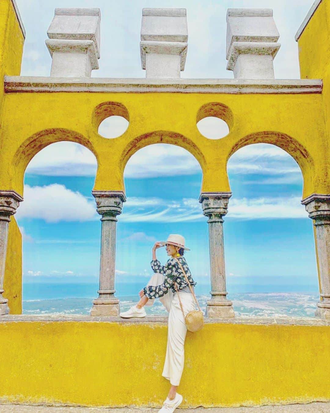 渡辺由布子さんのインスタグラム写真 - (渡辺由布子Instagram)「💛💙 ・ A yellow castle meets blue sky!  大西洋のブルーと、城壁のイエローのコントラストが美しい #ペーナ宮殿 🏰  アラベスク模様のタイル #アズレージョ の宝庫。  ディズニーランドのシンデレラ城とはわけが違う。 これぞ究極のインスタ映えスポット。  #ロスバゲ 中 #変な服装  #強風  #ポルトガル  #シントラ  #summervacation #palace  #eurotravel  #portugues  #portugal_gems #europe ＿＿＿＿＿＿＿＿＿＿＿＿＿＿＿＿＿＿＿＿＿ 📍 #PenaPalace #Sintra #Portugal #🇵🇹」9月19日 17時24分 - watanabe_yuko