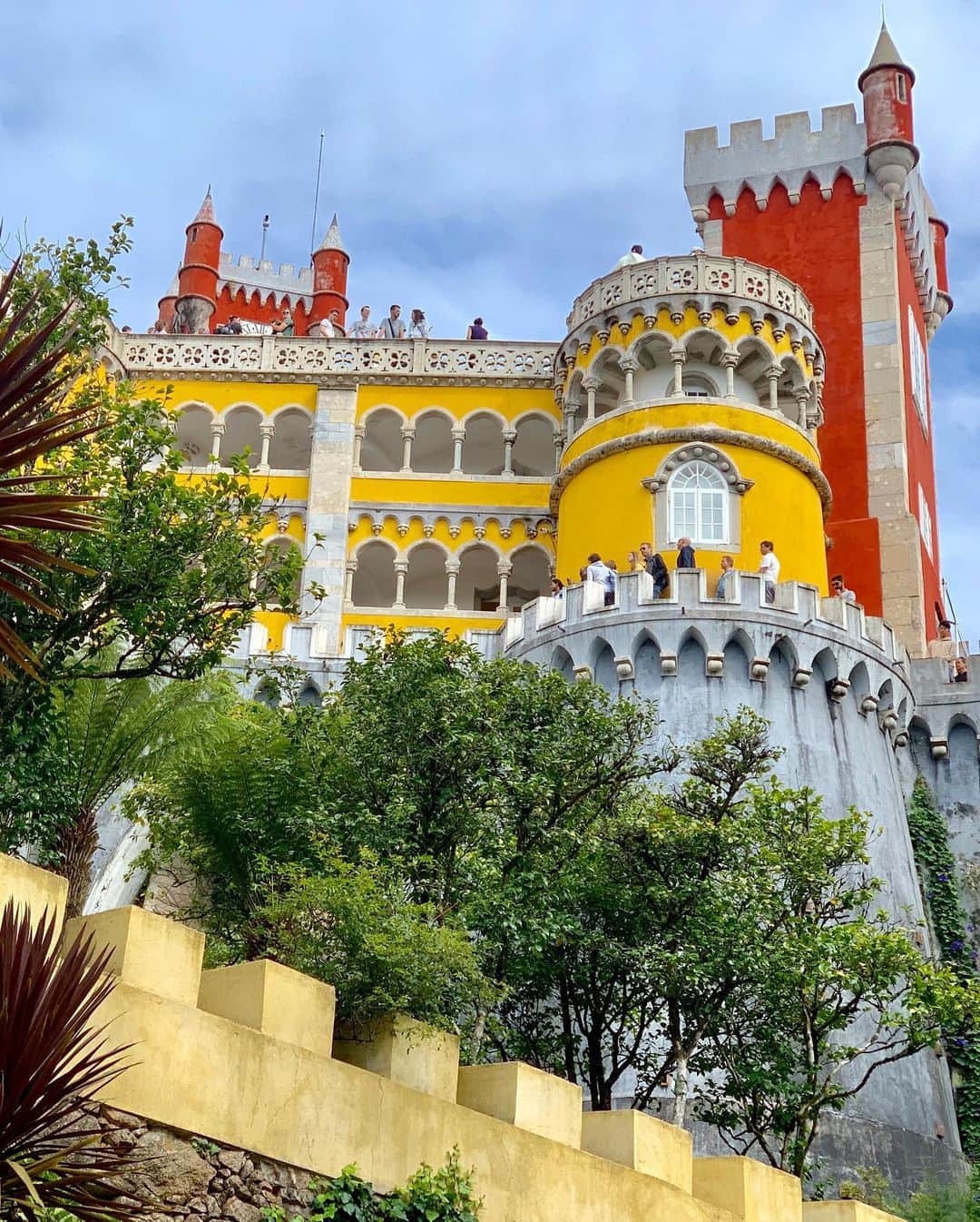 渡辺由布子さんのインスタグラム写真 - (渡辺由布子Instagram)「💛💙 ・ A yellow castle meets blue sky!  大西洋のブルーと、城壁のイエローのコントラストが美しい #ペーナ宮殿 🏰  アラベスク模様のタイル #アズレージョ の宝庫。  ディズニーランドのシンデレラ城とはわけが違う。 これぞ究極のインスタ映えスポット。  #ロスバゲ 中 #変な服装  #強風  #ポルトガル  #シントラ  #summervacation #palace  #eurotravel  #portugues  #portugal_gems #europe ＿＿＿＿＿＿＿＿＿＿＿＿＿＿＿＿＿＿＿＿＿ 📍 #PenaPalace #Sintra #Portugal #🇵🇹」9月19日 17時24分 - watanabe_yuko