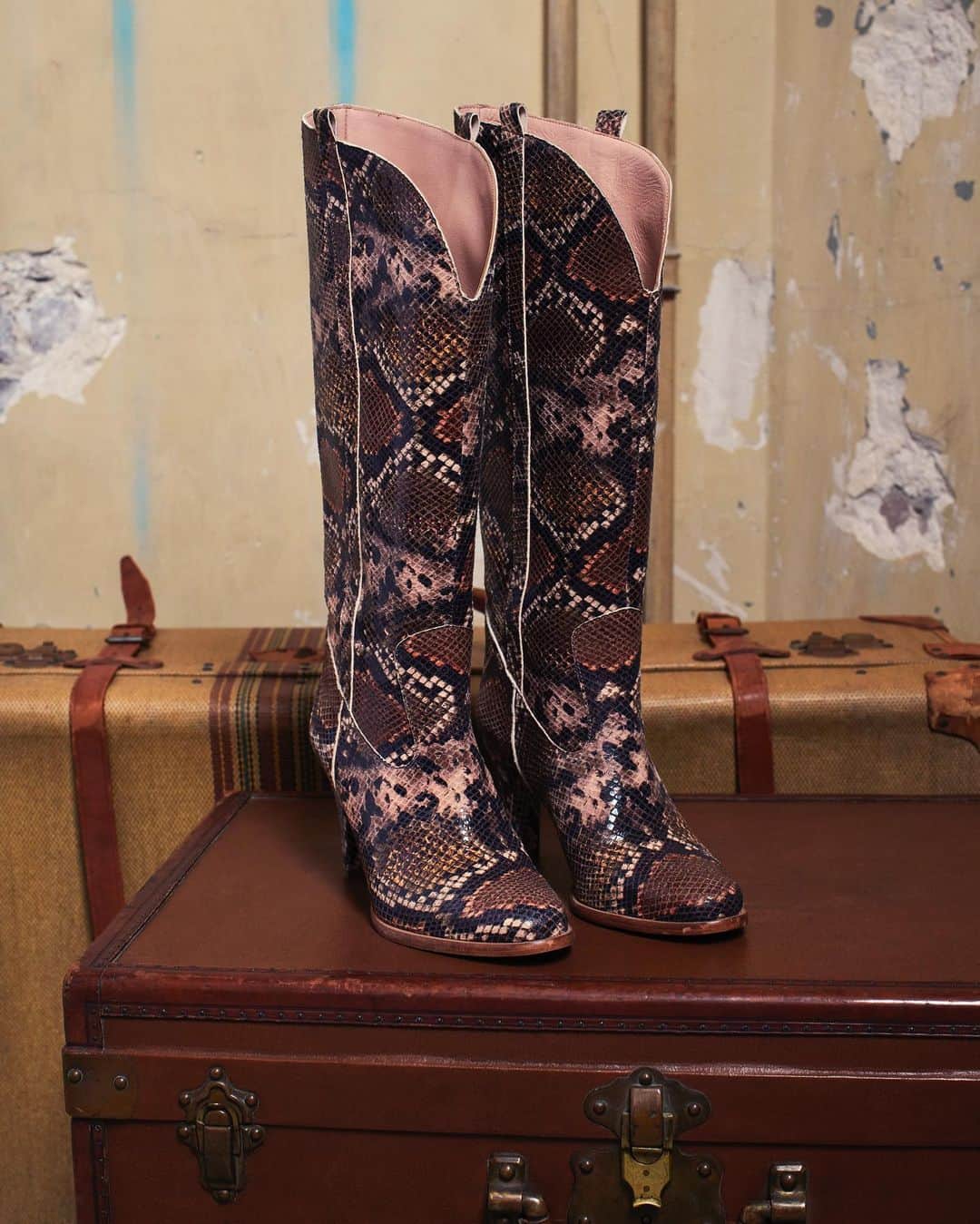 のインスタグラム：「On craque sur les bottes Kelly en cuir imitation Python ✨ Bientôt disponibles en boutique et en ligne ! . 🇬🇧 We ❤️ the Kelly boots in leather imitation Python. Available soon in stores & online !」