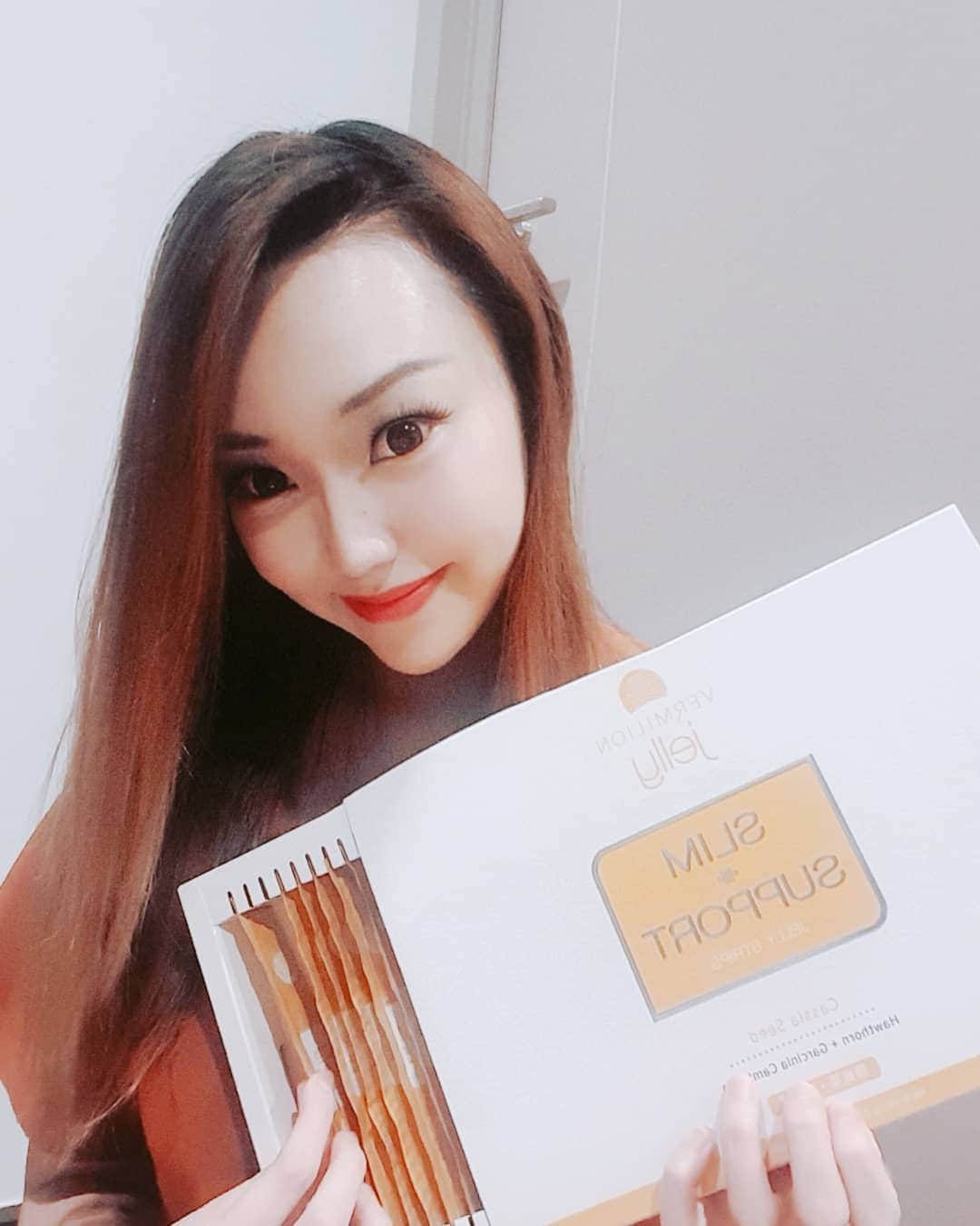 Nicole Chenのインスタグラム：「Shop at @sleeks.co After 1 week of taking the @vermilionjelly I realised I got rid of my toxin and slim down 1 to 2 kg :) Check out the video on the 4 post.  #VermilionJelly #SlimSupport  To all my followers if you buy it on their website you will receive a 30% discount when they use your promo code "vjnicole"  Or if you buy on @sleeks.co website and key in "djnicole"」