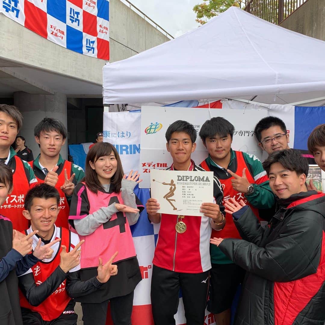 北海道メディカル・スポーツ専門学校のインスタグラム：「メディスポサポートブースに来てくれた岩見沢農業高校の安田和希さんが男子やり投げで、見事優勝✨🏆 わざわざ、ブースまで報告に来てくれました！本当におめでとうございました！  明日、大会最終日！明日も全力でサポートします！ #北海道高校新人陸上  #北海道高校新人大会  #岩見沢農業高校 #やり投げ #アスレティックトレーナー #鍼灸師 #柔道整復師」
