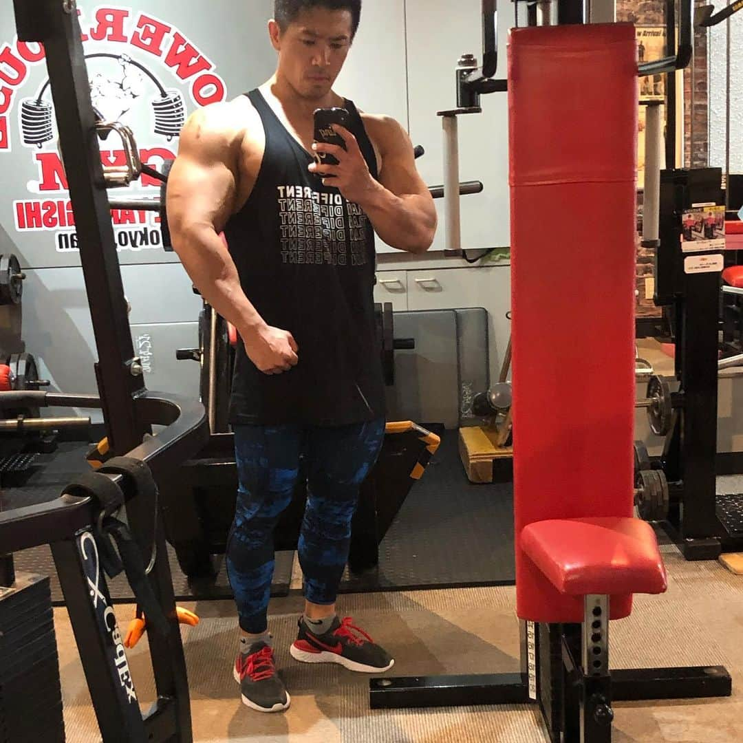 湯浅幸大さんのインスタグラム写真 - (湯浅幸大Instagram)「UFC GYMのタンクトップを頂いたので早速それで腕トレ💪 ありがとうございます😊  #workout #workoutlife #eatclean #teamlan #training #trainhard #ifbbpro #ifbbproleague #instafitness #arms #abs #diet #gymmotivation #gohardorgohome #bodybuilding #noresttobethebest #nutrakey #mensphysique #classicphysique #ワークアウト #ワークアウトライフ #トレーニング #筋トレ #減量 #ダイエット #減量のある生活 #チートのある生活 #思想を維持する精神は狂気でなければならない」9月19日 17時44分 - kingyuasa