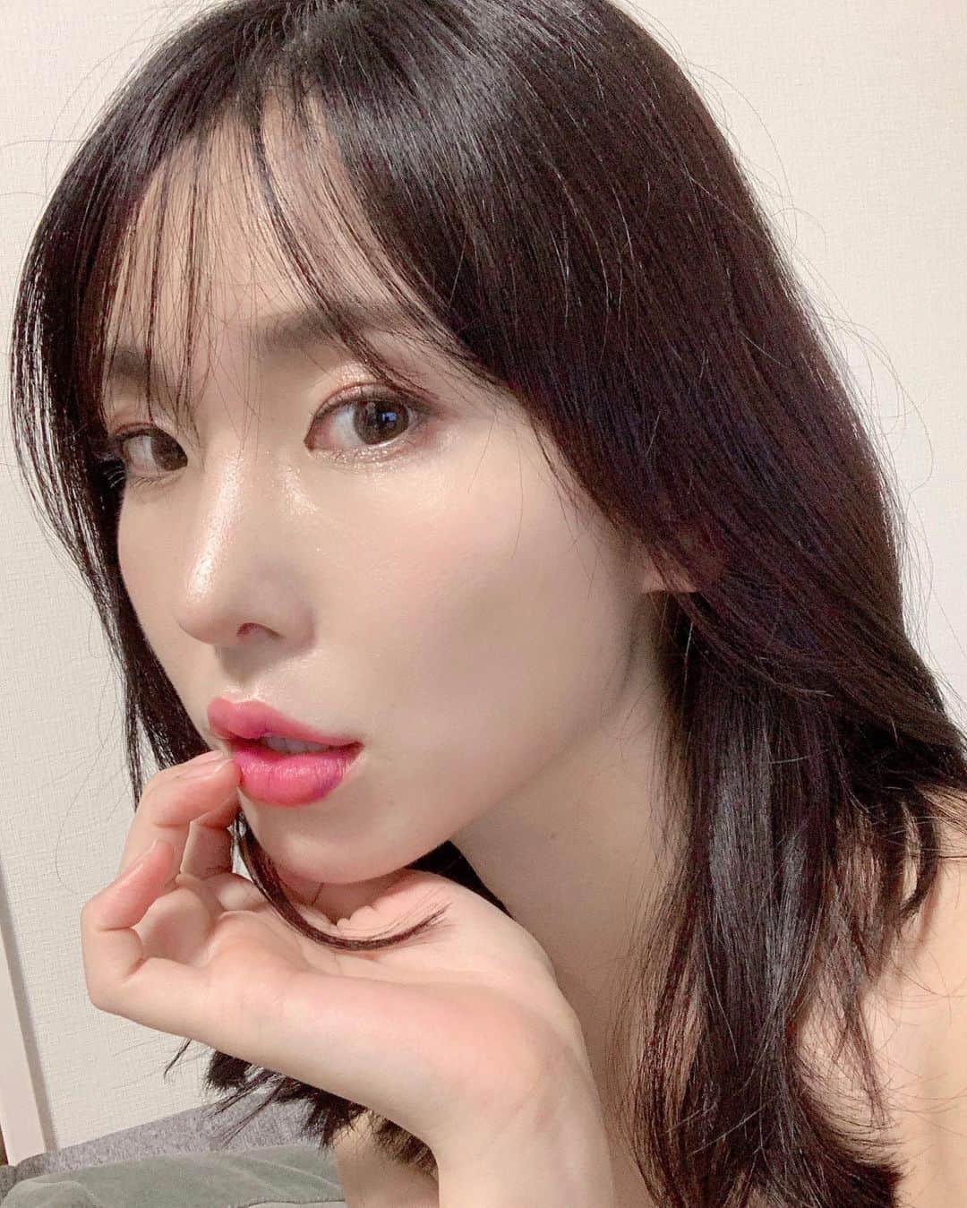 のインスタグラム：「パーソナルカラーでブルベ/ウィンターと診断していただいたので、﻿ 手持ちコスメのラインナップをリニューアルしている💄﻿ ﻿ 今まで苦手だと思ってた青み系ピンクのリップだけど﻿ 肌の白さを際立たせてくれるよ！と言われ﻿ 恐る恐る挑戦してみたら思いのほか周りから好評でびっくり。﻿ ﻿ 似合うコスメに出会えると人生変わるのね…！﻿ ﻿ ﻿ ﻿ ﻿ #パーソナルカラー #ブルベ冬 #ブルベ冬コスメ #tokyo #selfie #portrait #instalike #misssake #selca #japanesegirls #japanesemodels #japanesestyle #cute #諏訪の国公式アンバサダー #児玉アメリア彩 #ミス日本酒 #長野女子 #バイリンガル女子」