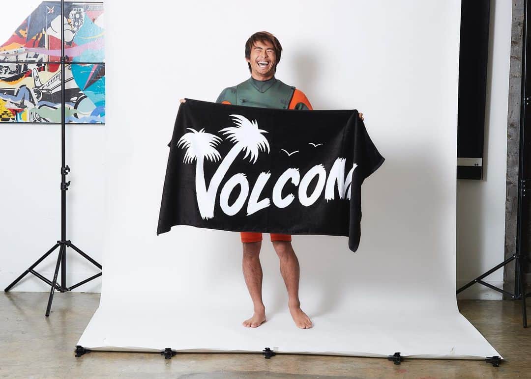 VolcomJapanさんのインスタグラム写真 - (VolcomJapanInstagram)「【VOLCOM WETSUITS VOL.3 FALL & WINTER】 🏄🏽: @volcomsurf チームライダー佐藤魁 ( @guy.kid__ ) Wetsuits: VOL.3 HALF CHEST JERSEY [FULL SUITS] 本日9/19/(木)から10/11(金)までの間に、VOLCOM WETSUITSをオーダーしてくれた方に @Volcom x @stickybumpswax Warm、Cool ワックス1set、ビーチタオル 1枚プレゼント🎁 数に限りがあるのでVOLCOM STORE各店およびVOLCOM WETSUITSディーラーにてお早めにオーダーをしてみては🤙🏼 📷: @naoyakimoto  #VolcomWetsuits  ページはプロフィールのリンクより📲 #Volcom #VolcomJapan #MadeinJapan #TrulyDefined #TrueToThis #DesignedForSurfing」9月19日 17時54分 - volcomjapan