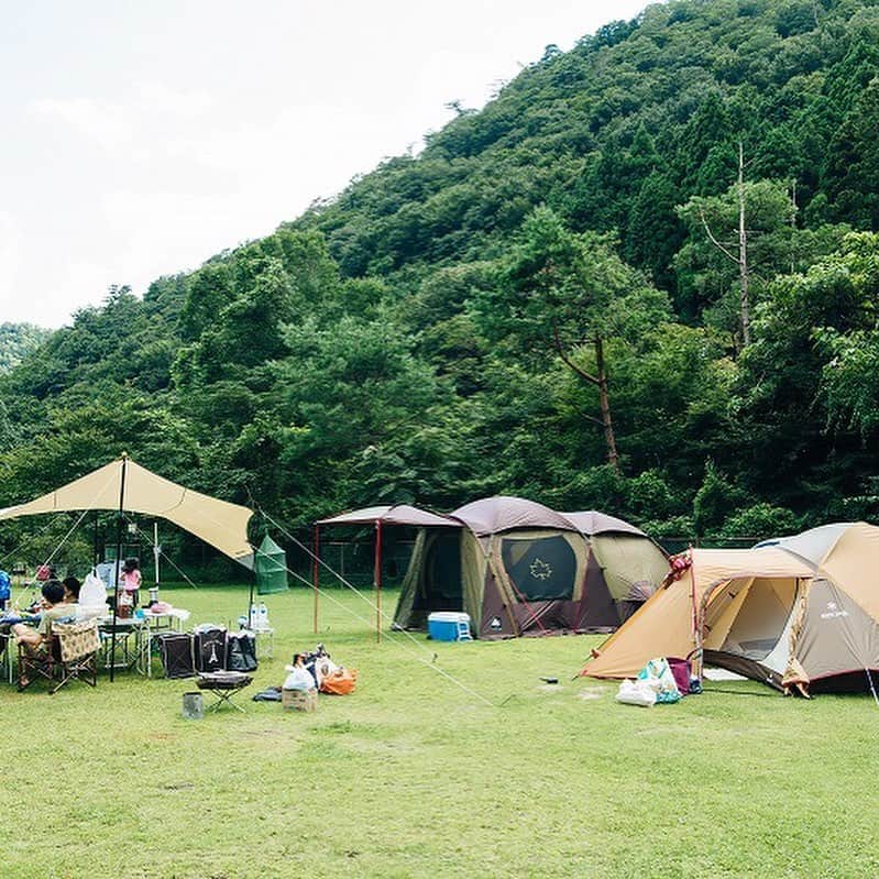 キャンプ情報サイト［ランタン］さんのインスタグラム写真 - (キャンプ情報サイト［ランタン］Instagram)「CAMP SMILE STYLE ／ ２テント１タープで ２家族楽しむというスタイル！ ＼ いろんなキャンパーのキャンプスタイルを現地取材と一般キャンパーからの投稿で数多く掲載してます。 . . 詳しくは @lantern.camp  webサイトをご覧ください . . #camp #camping #outdoor #travel #trip #lantern_smile #nature #キャンプ #キャンプ用品 #アウトドア #テント #自然 #旅行 #キャンプ初心者  #キャンプ好きな人と繋がりたい #ハイマート佐仲 #スノーピーク #ロゴス #revoタープ #アメニティードーム #マーベラスガスコンロ #ファミリーキャンプ #ファミキャン」9月19日 17時56分 - lantern.camp