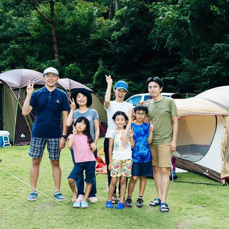 キャンプ情報サイト［ランタン］さんのインスタグラム写真 - (キャンプ情報サイト［ランタン］Instagram)「CAMP SMILE STYLE ／ ２テント１タープで ２家族楽しむというスタイル！ ＼ いろんなキャンパーのキャンプスタイルを現地取材と一般キャンパーからの投稿で数多く掲載してます。 . . 詳しくは @lantern.camp  webサイトをご覧ください . . #camp #camping #outdoor #travel #trip #lantern_smile #nature #キャンプ #キャンプ用品 #アウトドア #テント #自然 #旅行 #キャンプ初心者  #キャンプ好きな人と繋がりたい #ハイマート佐仲 #スノーピーク #ロゴス #revoタープ #アメニティードーム #マーベラスガスコンロ #ファミリーキャンプ #ファミキャン」9月19日 17時56分 - lantern.camp
