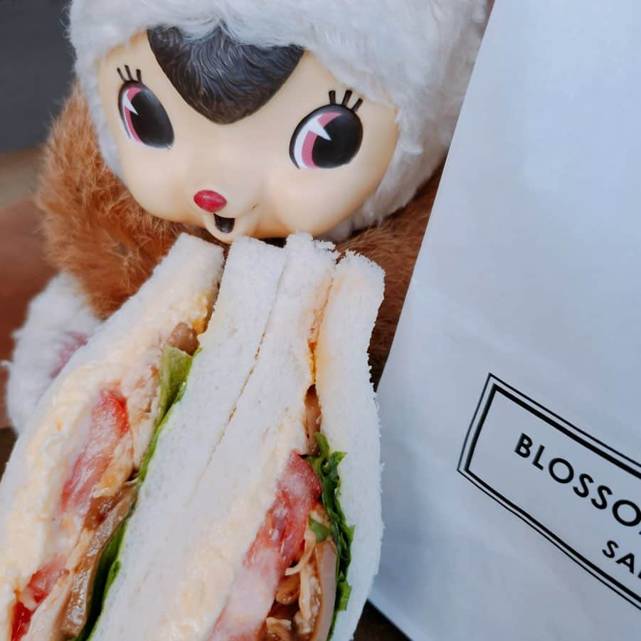 エチカのインスタグラム：「. 今日のお昼はサンドイッチ🥪💓 中に入ってたオムレツが、 ふわっふわで しあわせな気持ちになっちゃった〜😌 みんなはどんなサンドイッチが好き🧡？ . #食欲の秋  #とか言いつつ一年中食べてる  #ダイエットは明日から  #やっぱり #ダイエットは来年から . ------------------------------ 店舗名：ブロッサム&ブーケ エチカ池袋店 商品名：きのことチキンのオムレツ（サンドイッチ） 発売日：9/2（月）〜9/30（月） 価格：380円（税込） ------------------------------ . . #エチカ #エチカの日常 #きのことチキンのオムレツサンドイッチ #サンドイッチ #ブロッサムアンドブーケ #ランチ #エチカ池袋 #池袋 #Echika #sandwich #BLOSSOMandBOUQUET #Echika池袋 #ikebukuro」