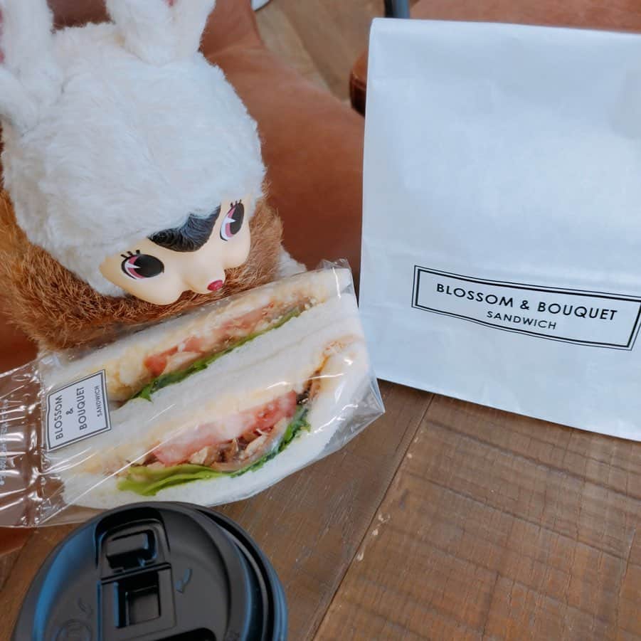 エチカさんのインスタグラム写真 - (エチカInstagram)「. 今日のお昼はサンドイッチ🥪💓 中に入ってたオムレツが、 ふわっふわで しあわせな気持ちになっちゃった〜😌 みんなはどんなサンドイッチが好き🧡？ . #食欲の秋  #とか言いつつ一年中食べてる  #ダイエットは明日から  #やっぱり #ダイエットは来年から . ------------------------------ 店舗名：ブロッサム&ブーケ エチカ池袋店 商品名：きのことチキンのオムレツ（サンドイッチ） 発売日：9/2（月）〜9/30（月） 価格：380円（税込） ------------------------------ . . #エチカ #エチカの日常 #きのことチキンのオムレツサンドイッチ #サンドイッチ #ブロッサムアンドブーケ #ランチ #エチカ池袋 #池袋 #Echika #sandwich #BLOSSOMandBOUQUET #Echika池袋 #ikebukuro」9月19日 18時06分 - echika_love