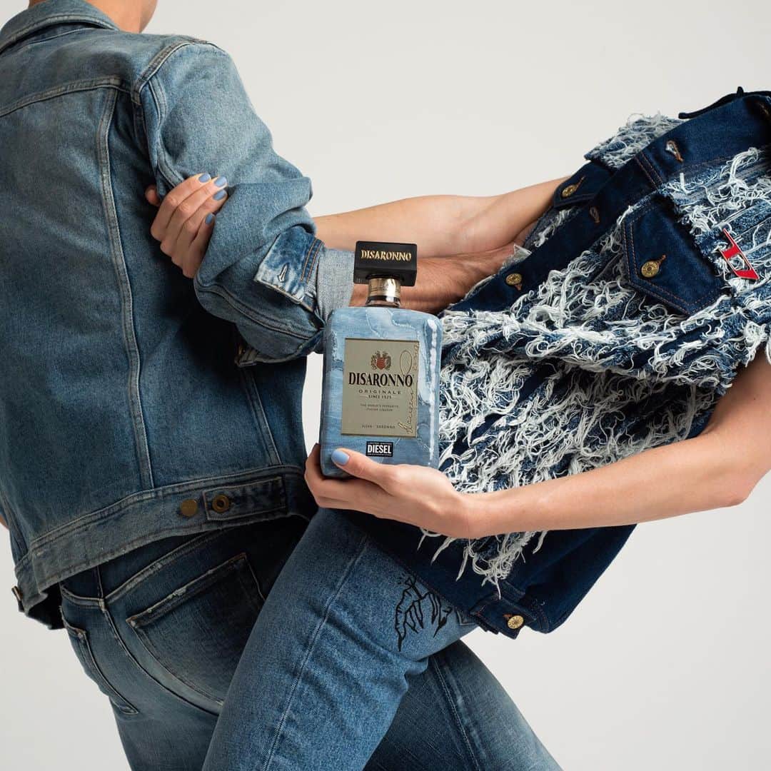 ディーゼルさんのインスタグラム写真 - (ディーゼルInstagram)「Probably the best dressed bottle out there. Discover #disaronnowearsdiesel, the limited edition bottle run we created with @disaronno_official.  With this project, Disaronno is by our side supporting the @otbfoundation」9月19日 18時06分 - diesel