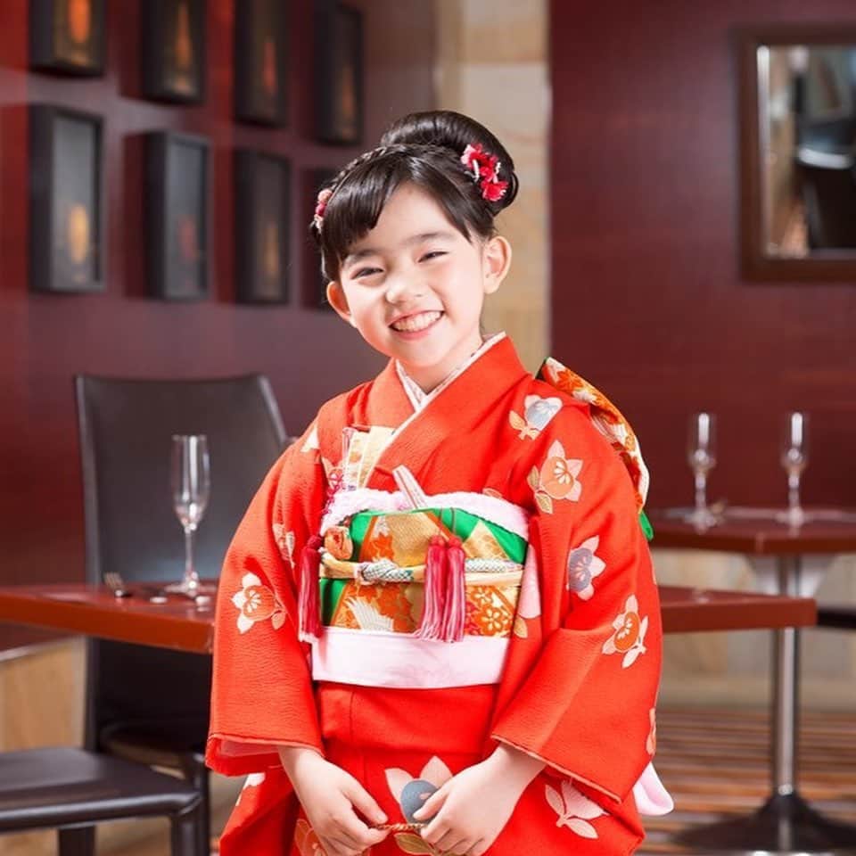 のインスタグラム：「【9月中のご予約で10%OFF】七五三のお祝い準備、進んでいますか？子育て中は、一日があっという間。﻿ ﻿ 節目節目のお祝いは、お子様の成長を改めて感じられる、特別な時間ではないでしょうか😊💕﻿ ﻿  ヒルトン東京ベイでは、お子様の健やかな成長を祝う「七五三」にぴったりなプランを3つのレストランでご用意しました。﻿ ﻿ コース料理と共にゆったりとお祝いする中国料理「王朝」、地中海料理「アチェンド」、そして本格的なアジア料理をビュッフェスタイルでワイワイお楽しみいただける「フォレストガーデン」よりお選びください✨﻿ ﻿  七五三お祝いプランでご予約いただくと、大人2名につきお子様1名が無料になる特典と、七五三お祝いケーキをプレゼント。﻿ ﻿ さらに、9月中にご予約をいただくと、お食事が10%OFFになるキャンペーン中です‼️﻿ ﻿ ご家族で祝う大切なひとときを、是非ヒルトン東京ベイのお食事と共にお過ごしください。﻿ ﻿ 詳細は、プロフィールの公式サイトから！﻿ . 【七五三お祝いプラン期間】10月1日(火) ～11月30日（土）﻿ 【対象レストラン】王朝、アチェンド、フォレストガーデン﻿ ﻿ #ヒルトン東京ベイ #七五三 #753 #ママさんと繋がりたい #ヒルトン #舞浜 #東京ディズニーリゾート #お祝い #ホテル好き #hiltontokyobay #hilton #maihama #tokyodisneyresort #celebration #mom #momstagram #festival #japanese #culture #kimono #happy #family」