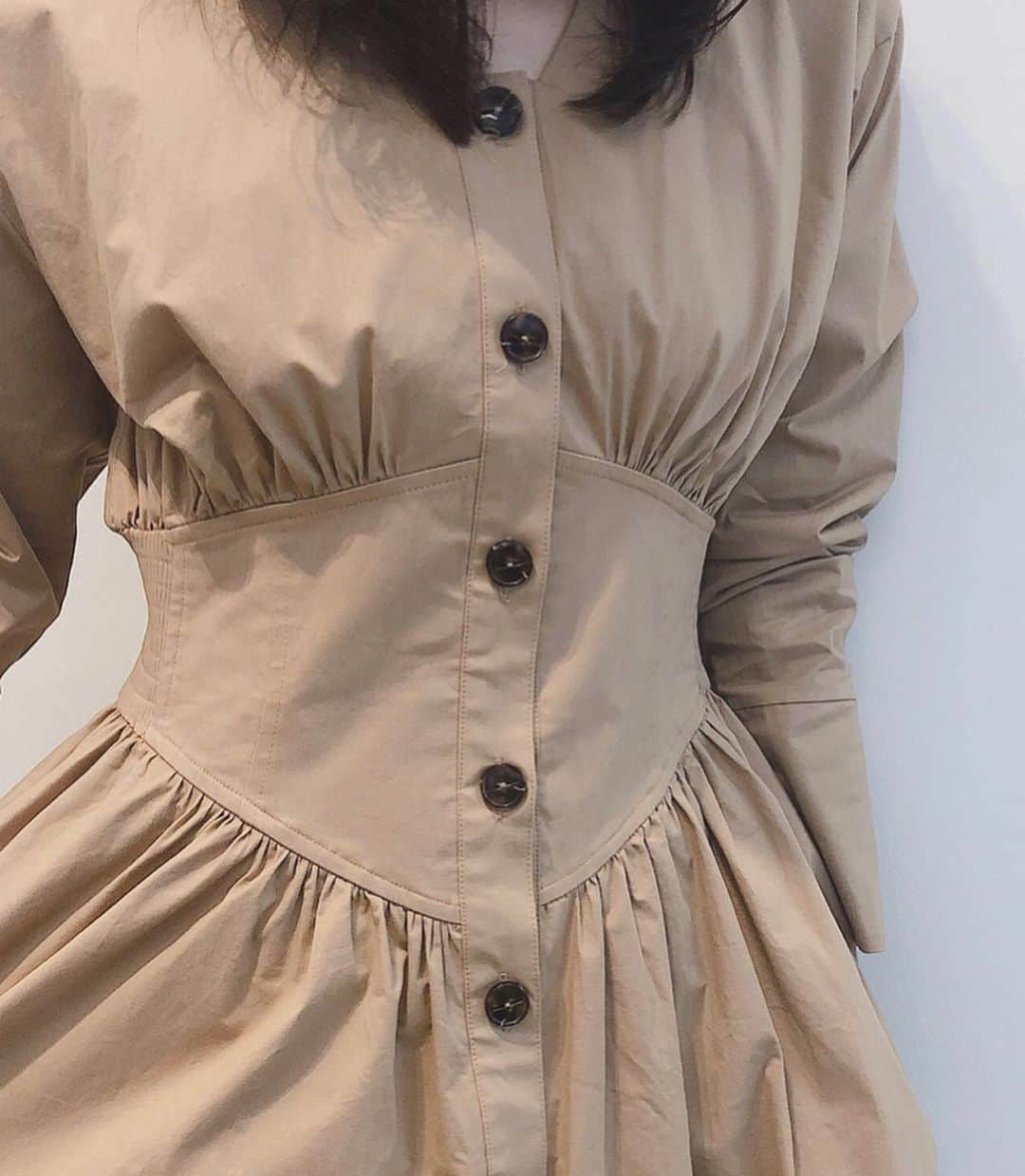 簑島三佳さんのインスタグラム写真 - (簑島三佳Instagram)「最近やっと秋を感じる🍁  今日買ったELLIEの新作ワンピは ウエストのコルセットデザインでシンプルながら女性らしい  ハリのある生地だからスカートのボリュームも良い感じ♡  アウターとしても使える2WAYだよー！  corset design one-piece ¥23,500  @ellie_official.jp  #ELLIEjp」9月19日 18時04分 - minoshimamika