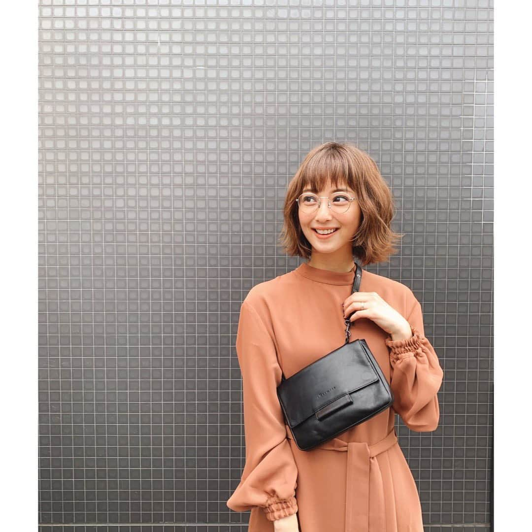 佐々木希さんのインスタグラム写真 - (佐々木希Instagram)「新作レザーbag！ 長さを色々変えられます♡  着ているワンピースは好評につき、追加生産するそうです。 他にもいくつかの商品の追加生産あるのでiNtimitéのインスタをチェックしてください💐  #のぞみの私服」9月19日 18時11分 - nozomisasaki_official