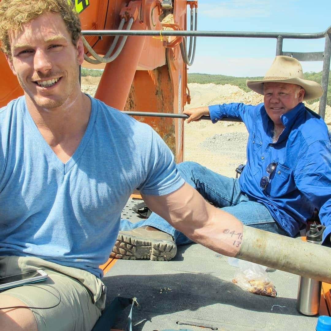 デビッド・ポーコックさんのインスタグラム写真 - (デビッド・ポーコックInstagram)「#tbt to being chained to a super digger and 5th generation farmer, Rick Laird. We were trying to stop the building of a coal mine in the middle of Leard State Forest, right next to Rick’s farm, and in critically endangered box gum woodland. . The mine went ahead and now that coal is adding to the emissions that are sending us towards disaster. We’re in a climate emergency. We need bold action now. If you can, get out there tomorrow and support @schoolstrikeforclimate. Over 100 locations around Australia. . As @GretaThunberg put it, “We can’t save the world by playing by the rules. Because the rules have to be changed. Everything needs to change. And it has to start today. So everyone out there: it is now time for civil disobedience. It is time to rebel.” . . Credit for photos from Leard State Forest: @kateausburn. Kate generously let us use these, and others, in our new book, In Our Nature. . .  #climatebreakdown #climateemergency #ecologicalcrisis #schoolstrikeforclimate」9月19日 18時13分 - davidpocock