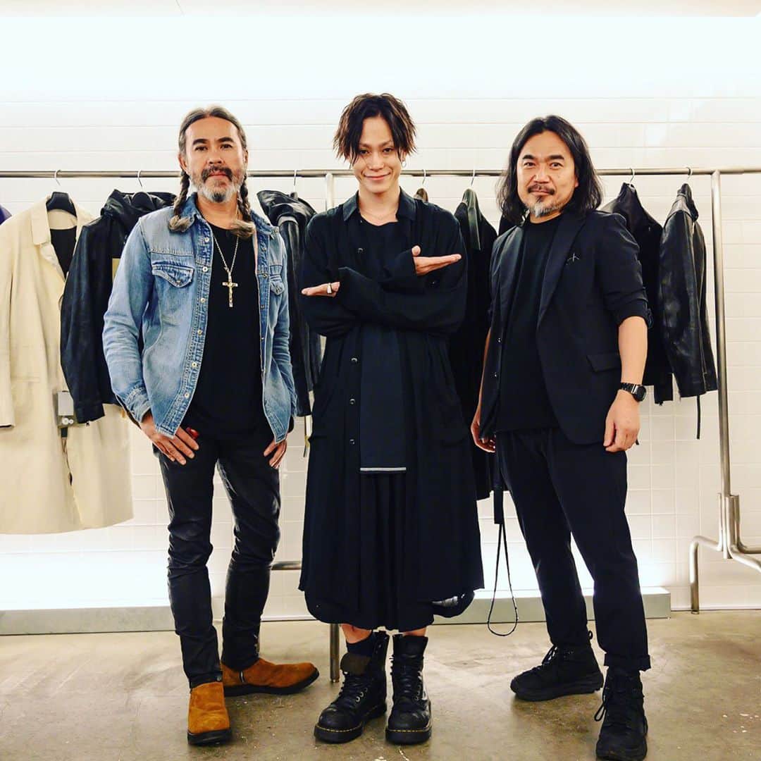 坂崎タケシさんのインスタグラム写真 - (坂崎タケシInstagram)「本日は朝からBACKLASHプレスルームにて、ひたすらショーモデルのフィッティング。はじめましての黒羽麻璃央 @mario_kuroba 君と玉城祐規君、BACKLASHデザイナーの片山@isamu_katayama さんと。10/8の本番が今から楽しみ‼︎BACKLASHNIGHTの詳細はこちらまで↓ www.backlash.jp/event  #backlashnight  #isamukatayamabacklash  #backlash20thanniversary  #黒羽麻璃央  #玉城裕規」9月19日 18時16分 - takeshisakazaki