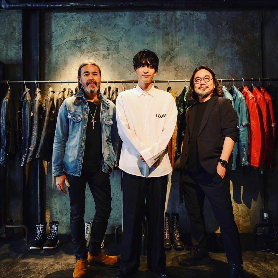 坂崎タケシさんのインスタグラム写真 - (坂崎タケシInstagram)「本日は朝からBACKLASHプレスルームにて、ひたすらショーモデルのフィッティング。はじめましての黒羽麻璃央 @mario_kuroba 君と玉城祐規君、BACKLASHデザイナーの片山@isamu_katayama さんと。10/8の本番が今から楽しみ‼︎BACKLASHNIGHTの詳細はこちらまで↓ www.backlash.jp/event  #backlashnight  #isamukatayamabacklash  #backlash20thanniversary  #黒羽麻璃央  #玉城裕規」9月19日 18時16分 - takeshisakazaki