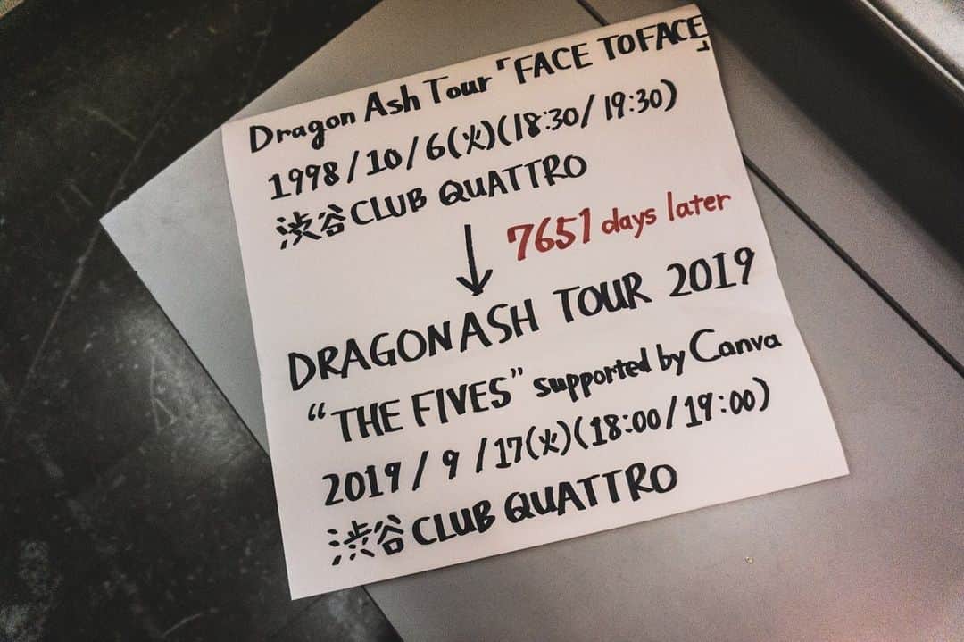のインスタグラム：「Dragon Ashとしては 21年ぶりの渋谷クラブクアトロだそうな  その日まさに客席の後ろで観てた俺は 「陽はまたのぼり〜」の一体感にやられたね  なので21年後の9/17アンコールで あの曲やりたいってリクエストしたよ  ちなみに俺が人生で初めてのワンマンLIVEをしたのも ここ渋谷クアトロ BGMからSEに変わった時の お客さんの大きな声が ステージ裏に聴こえてきた時の感動と興奮は今でも忘れない この会場にいる全員が オレ達のバンドを待ってるんだ…って  あれは一生忘れたくない気持ちと思い出です  photo by @nekoze_photo  #dragonash #thebonez#paymoneytomypain#ptp#drugstorecowboy  #combatguitars  #msmltokyo#msml」